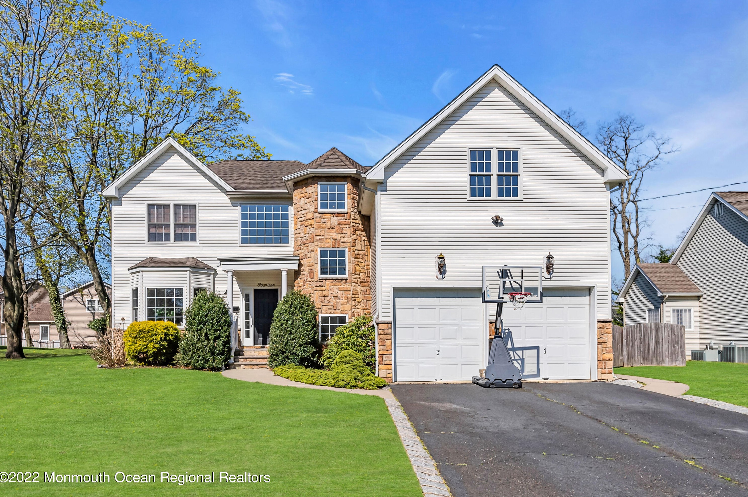 14 Wallace Ave, Oakhurst, NJ 07755-1212