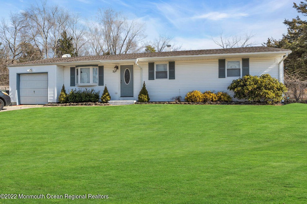 21 Carol Ln, Wall Township, NJ 07731-1305