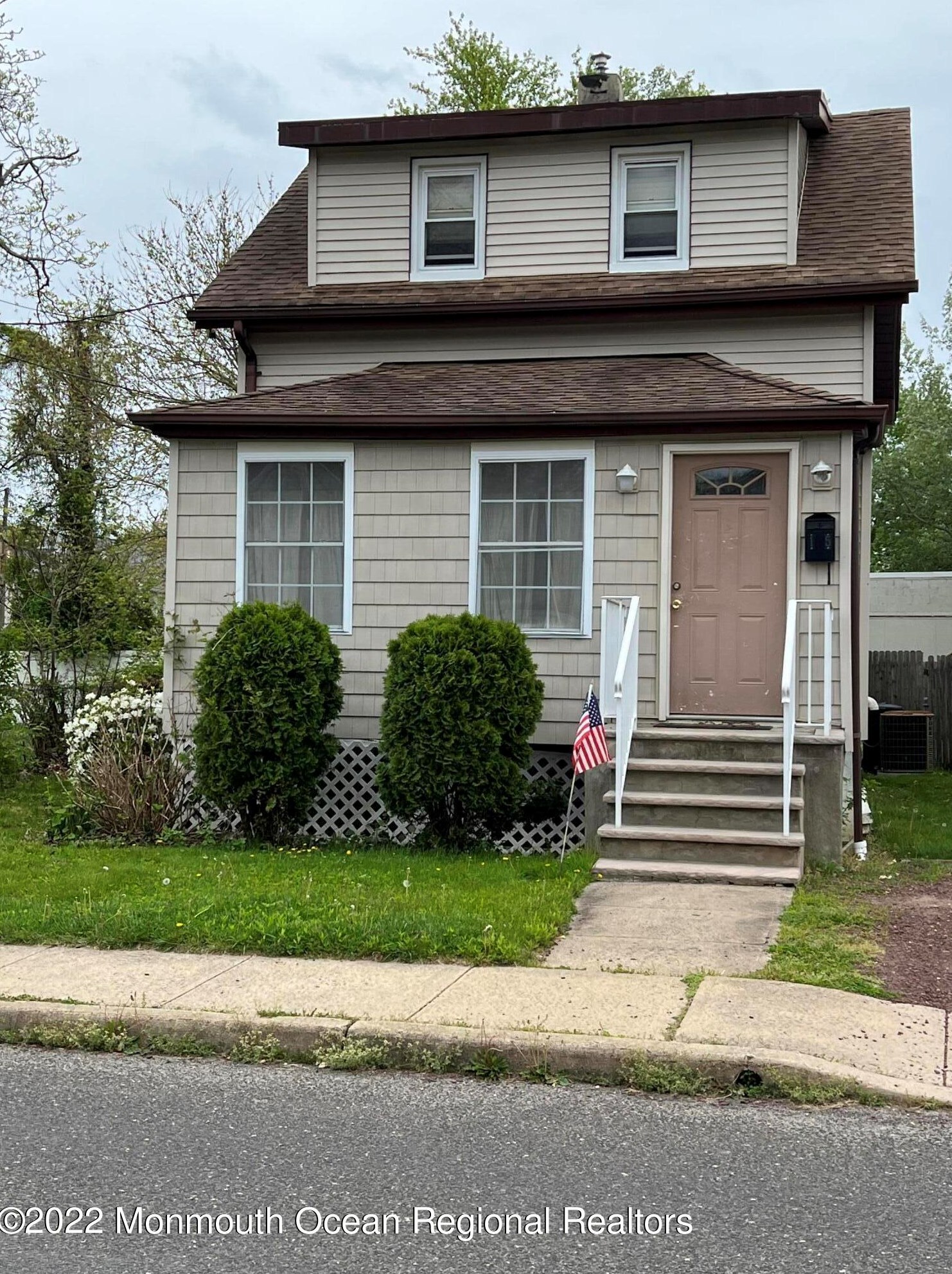 15 Hurley St, Keyport, NJ 07735-1941