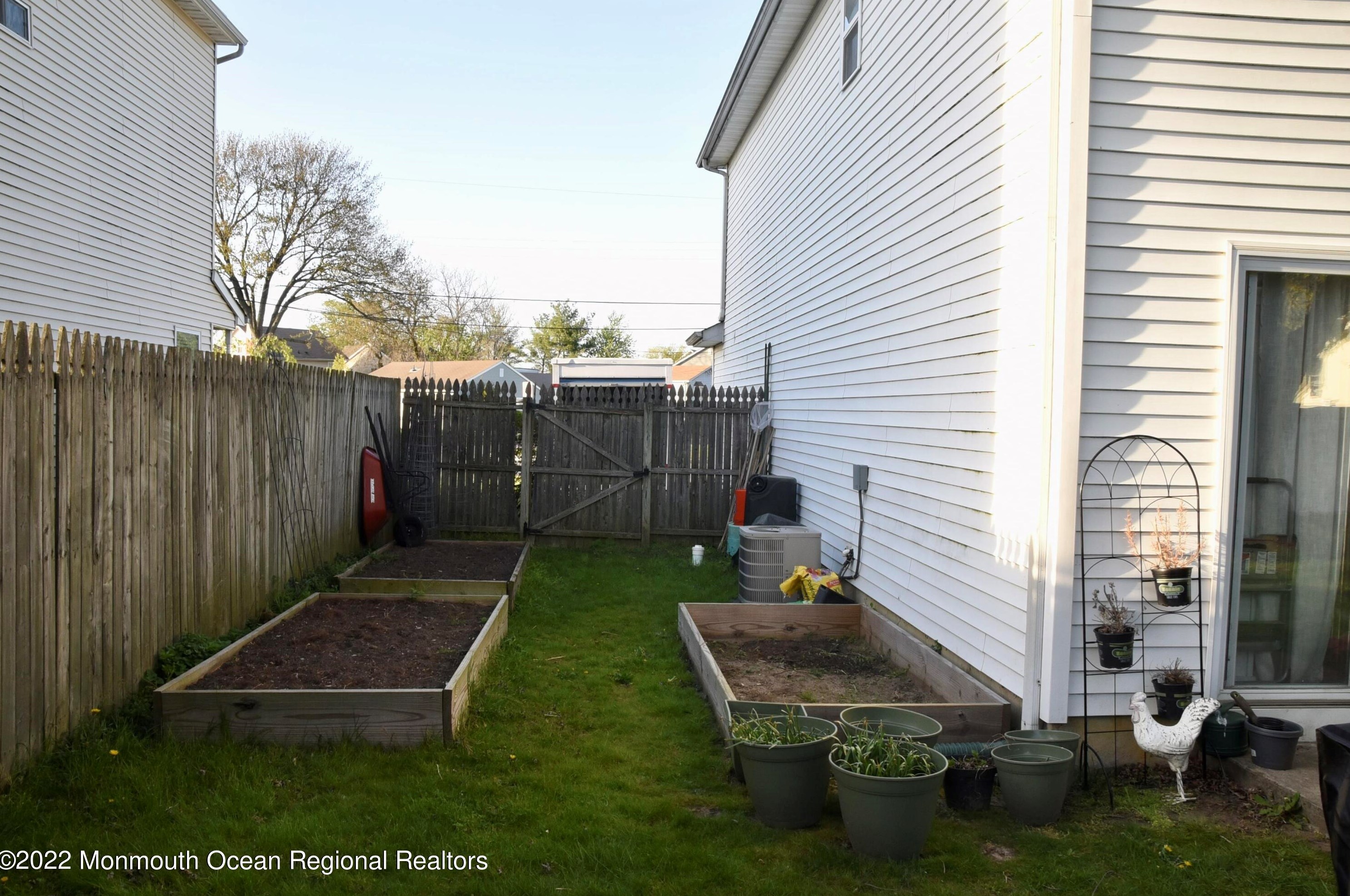 4 Dolan Ave, Matawan NJ 07747-1007 exterior