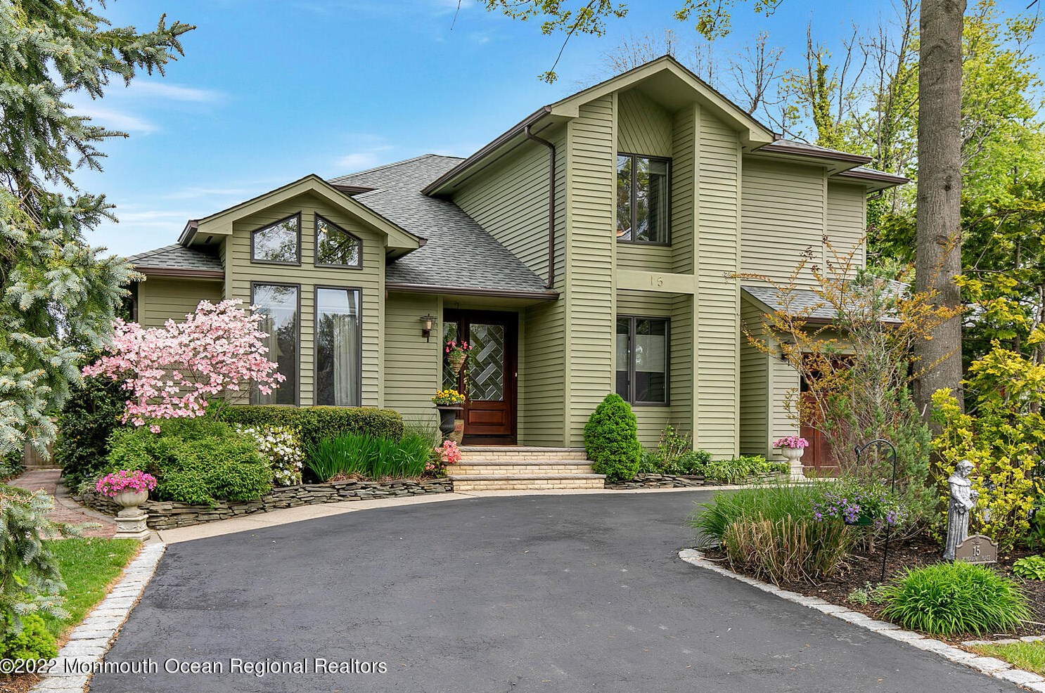 15 Bungalow Pl, Oceanport, NJ 07757-1317