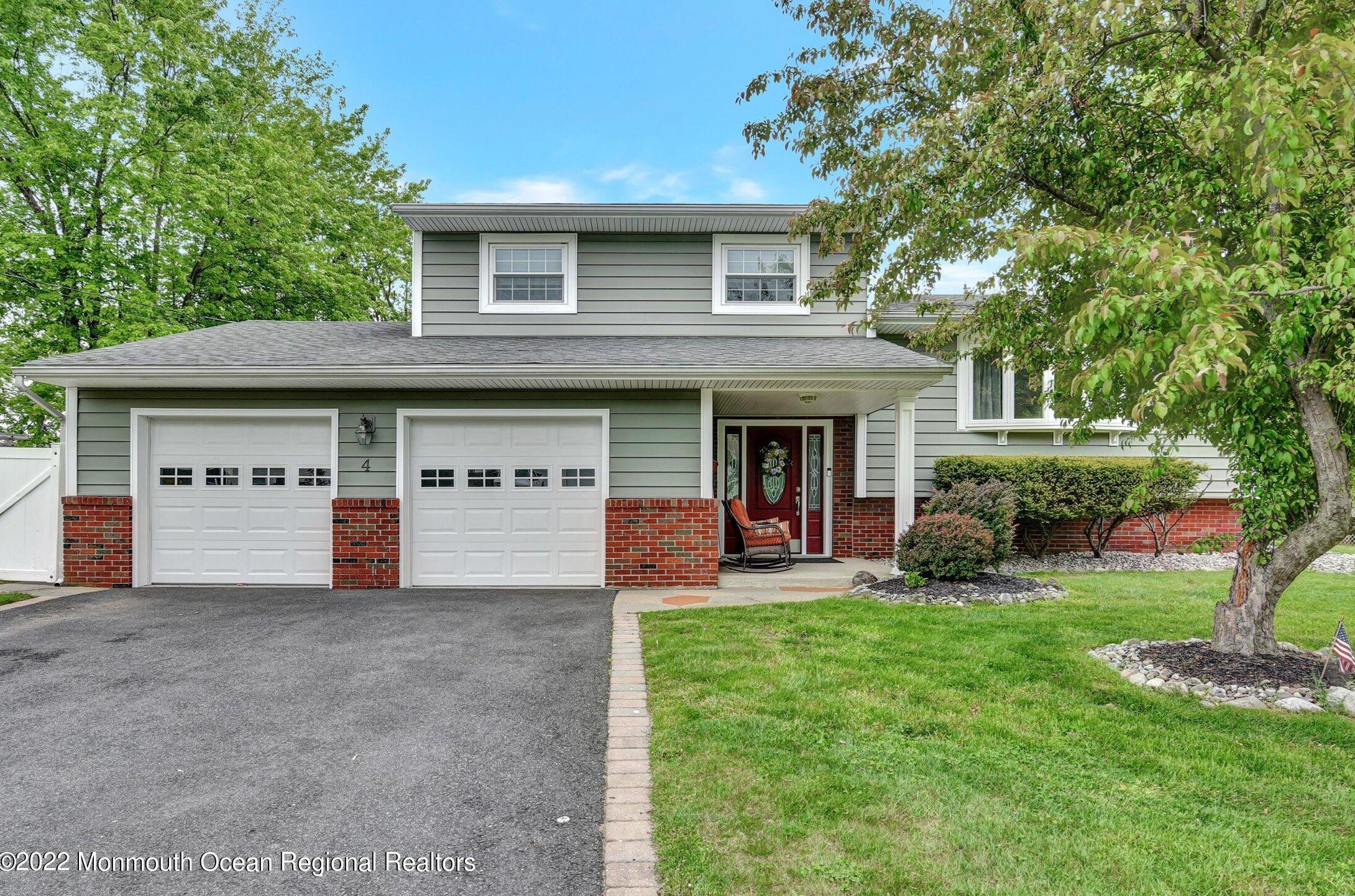 4 Mohawk Dr, Matawan, NJ 07747-2802
