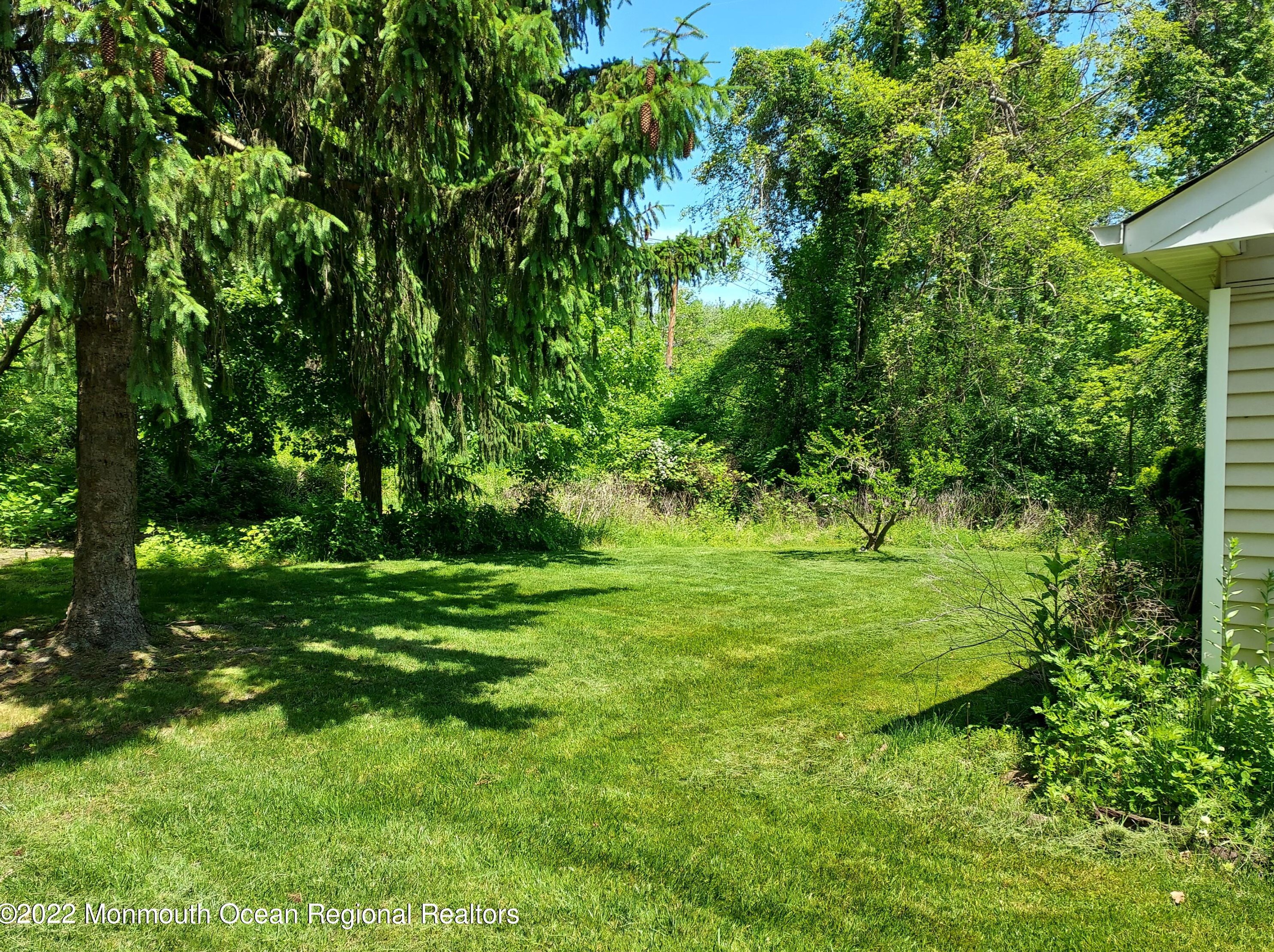 20 Thistle Ct, Lakewood, NJ 08701