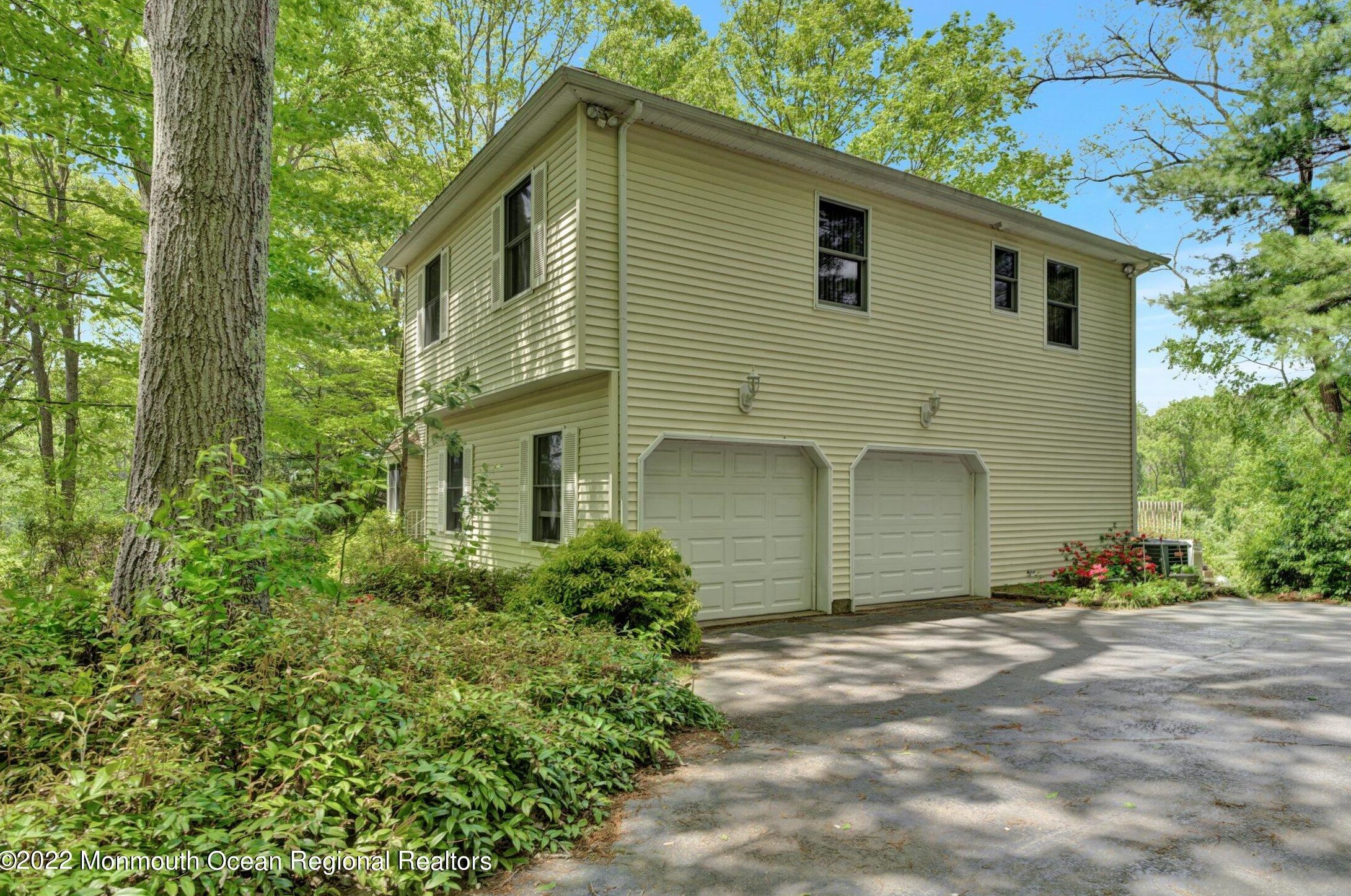 28 La Valley Dr, Millstone Township, NJ 07726-8041
