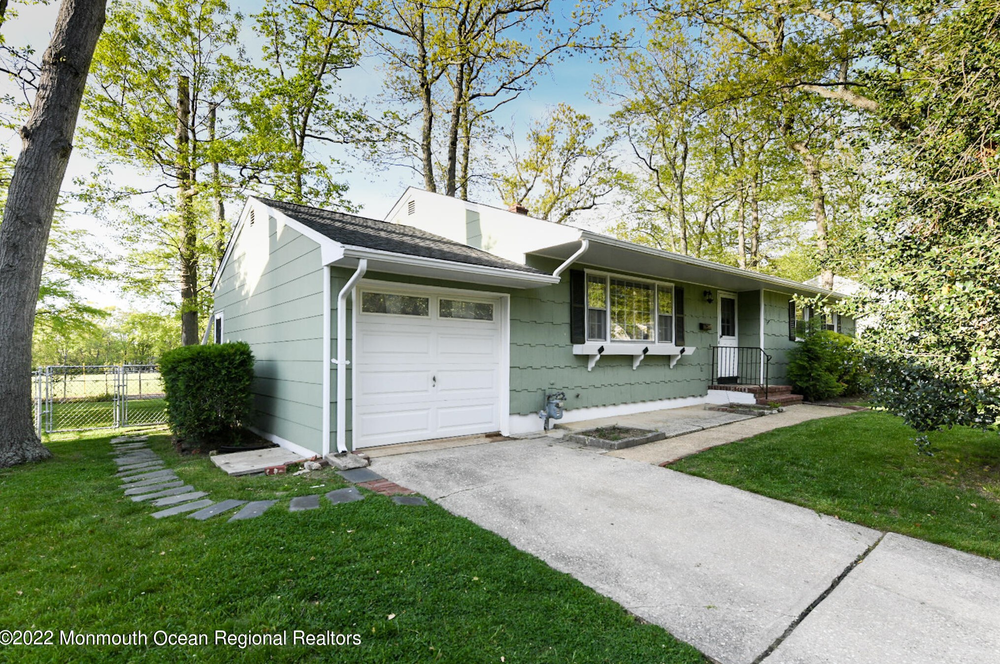 11 Roslyn Dr, Oakhurst, NJ 07755-1253
