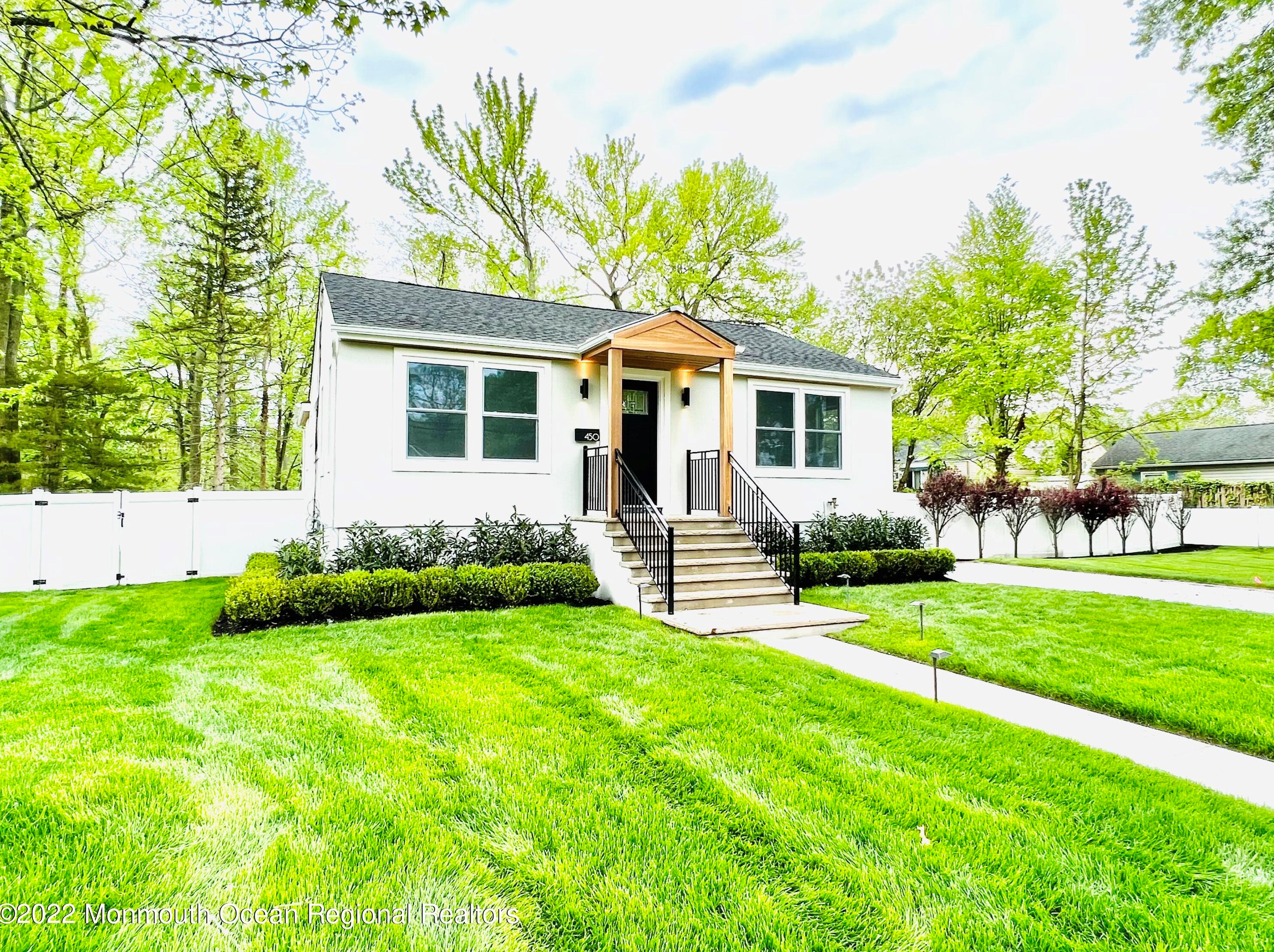 450 Roosevelt Ave, Oakhurst, NJ 07755-1449
