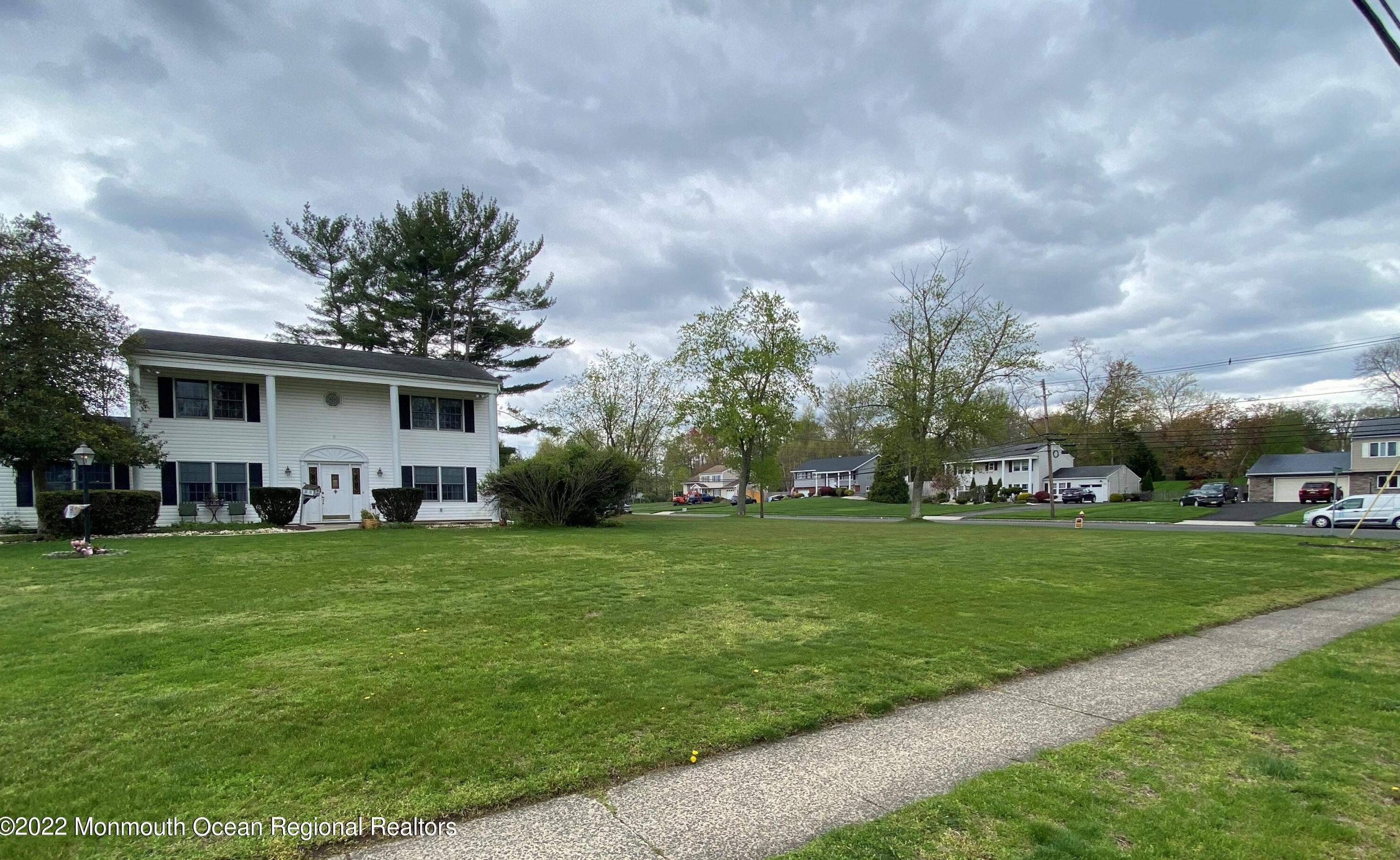 2 Stratford Dr, Millstone Township, NJ 07726-3608