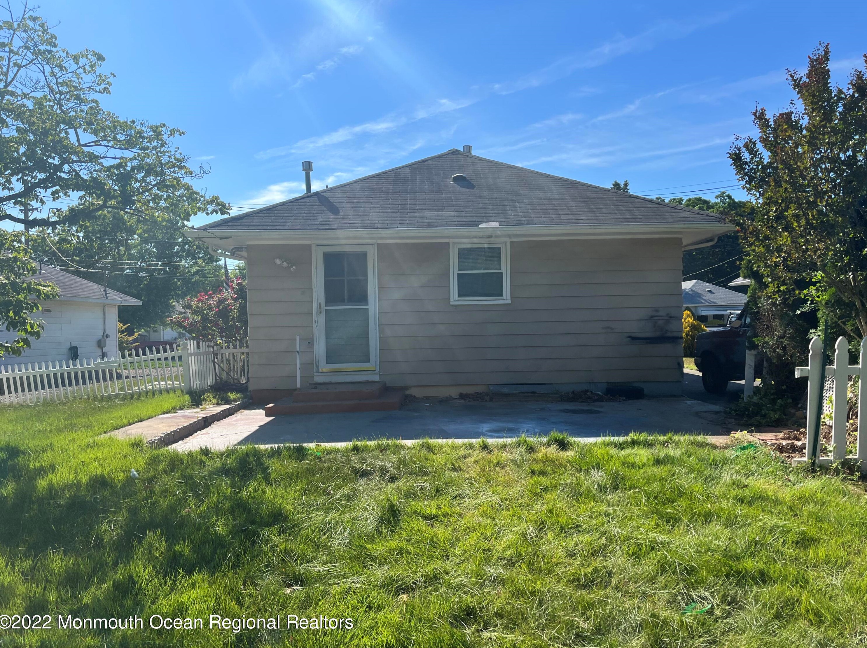 19 Yellowstone Dr, Toms River, NJ 08753