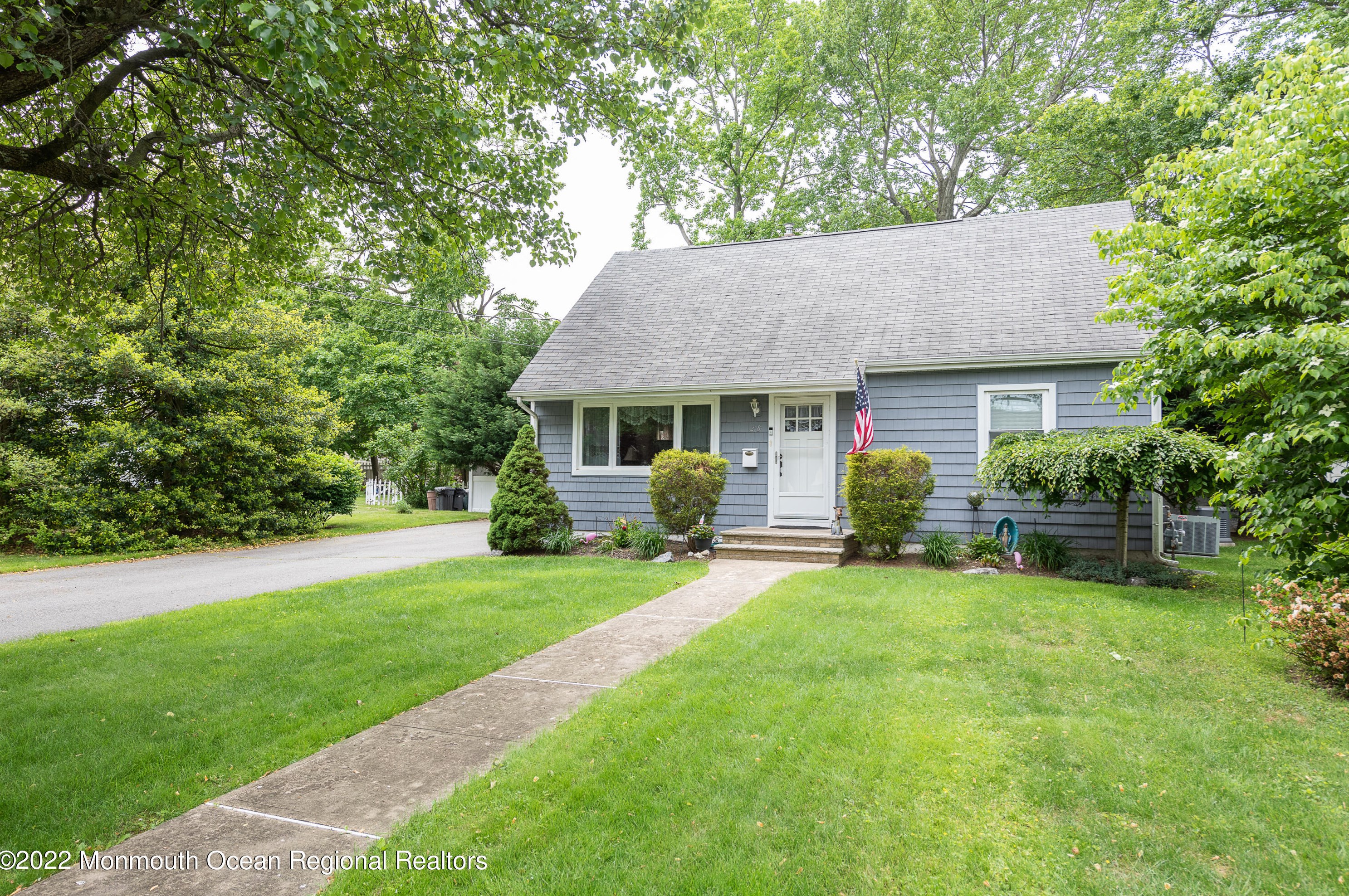 28 Edgewater Dr, Matawan, NJ 07747-3072