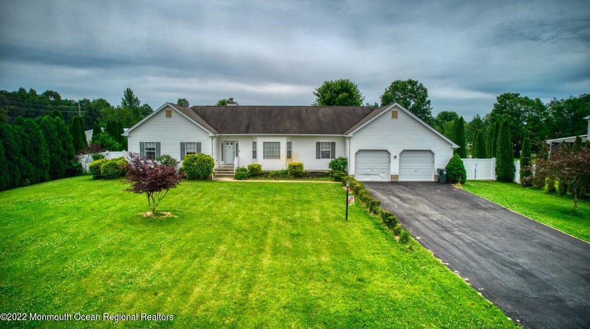 3 Huckleberry Ln, Plumsted Township, NJ 08533
