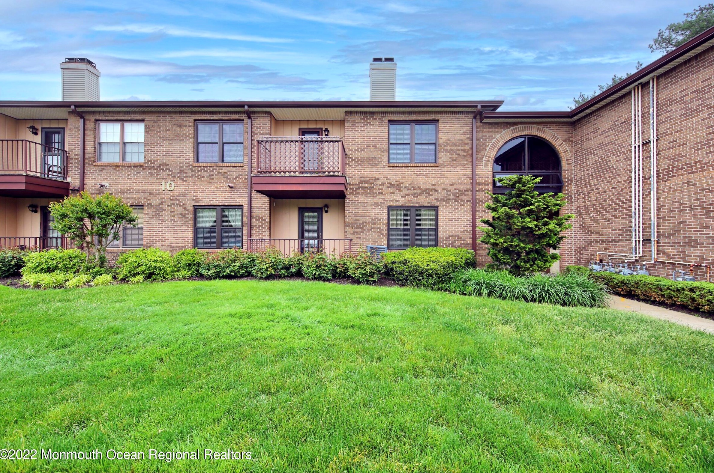 1005 Wellington Pl, Matawan, NJ 07747-1929