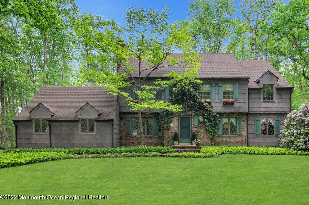 24 Deer Trail Dr, Millstone Township, NJ 08510-1508