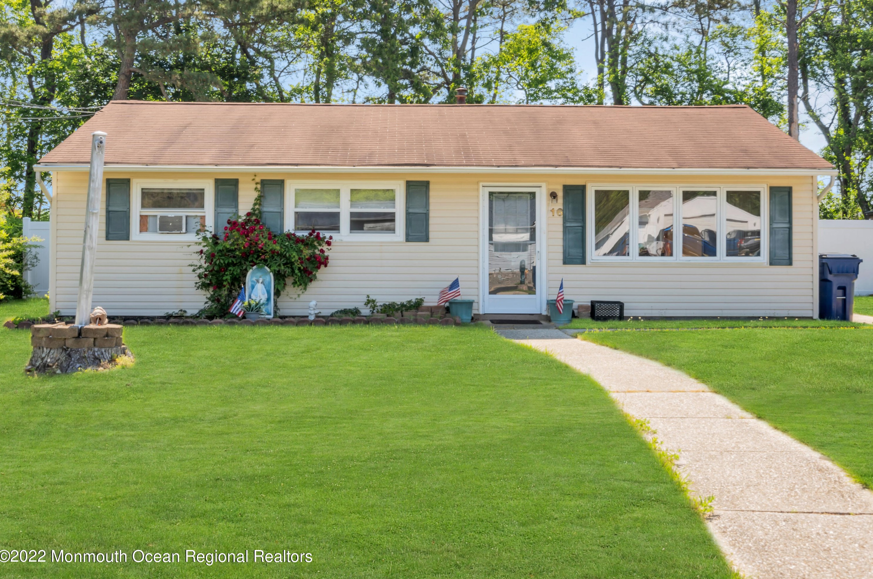16 Easy St, Toms River, NJ 08757-5219