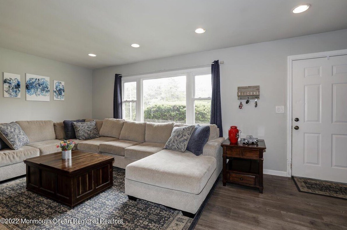 472 Dover Rd, Toms River NJ 08757-5222 exterior