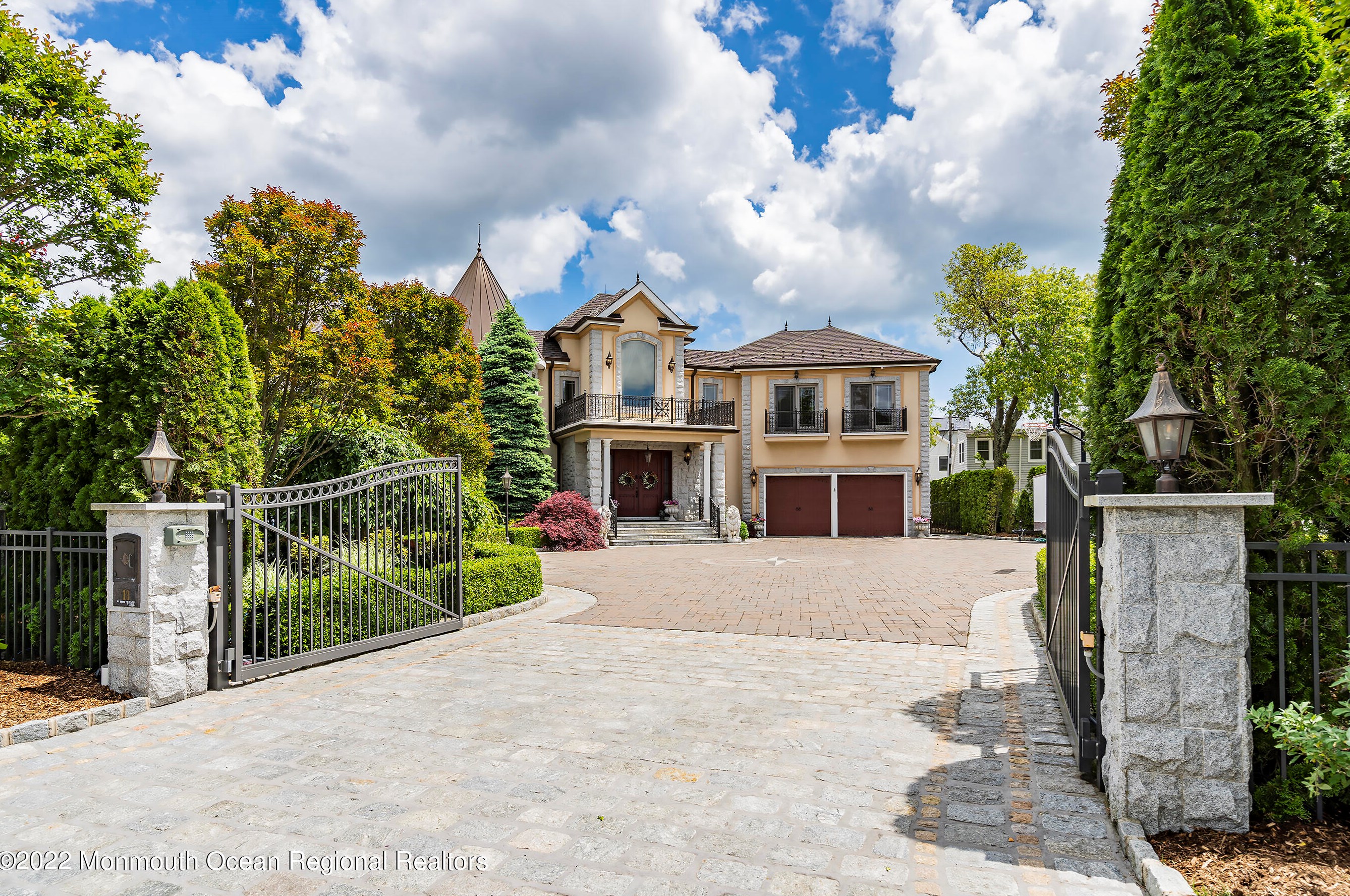 13 Riverview Dr, Bricktown, NJ 08723