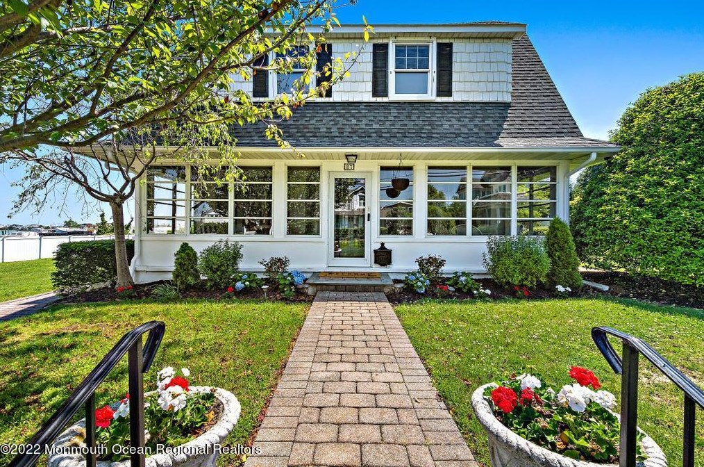 27 Shrewsbury Dr, Monmouth Beach, NJ 07750-1139