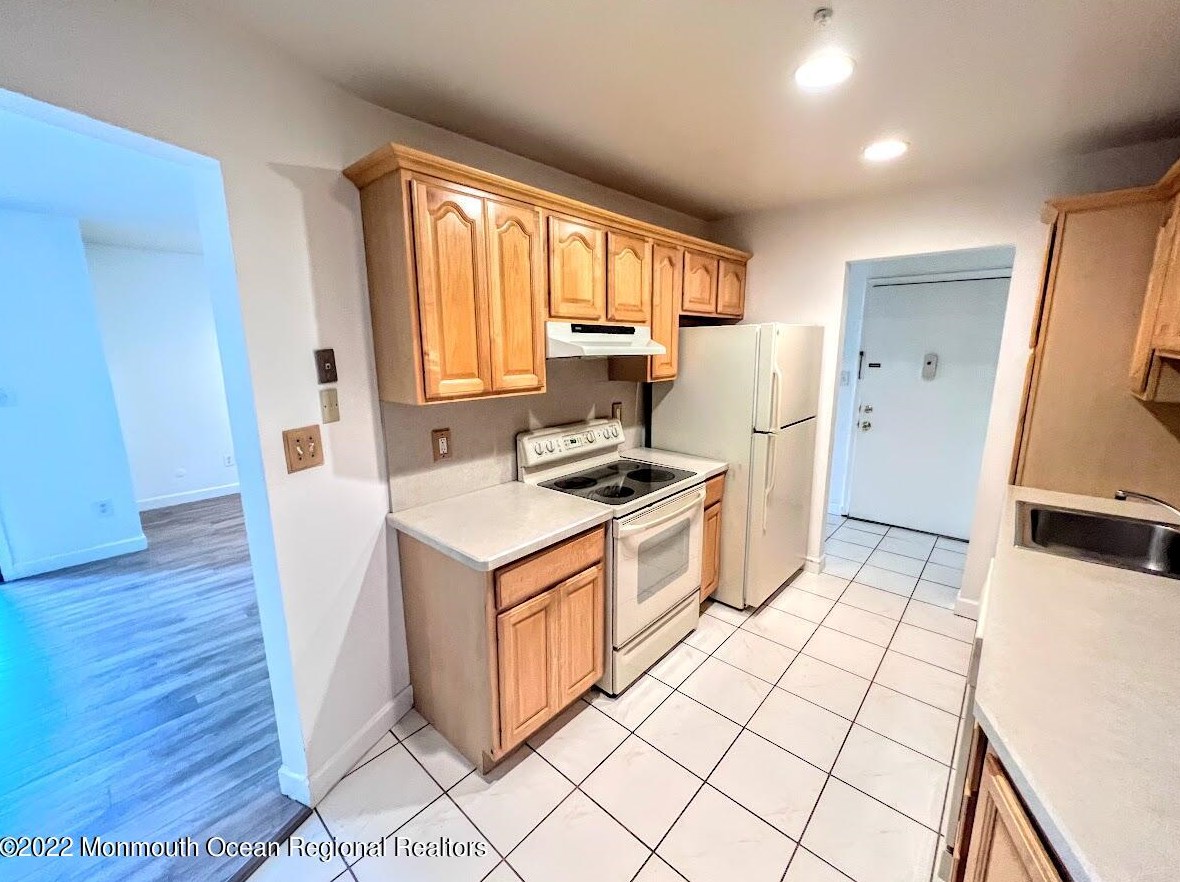 55 Amberly Dr #k, Millstone Township, NJ