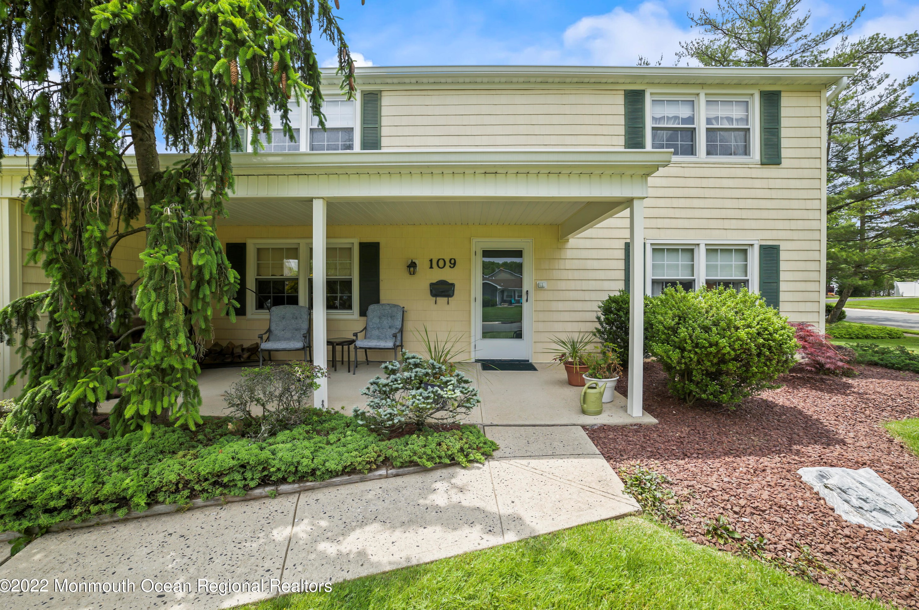 109 Avondale Ln, Matawan, NJ 07747-1239