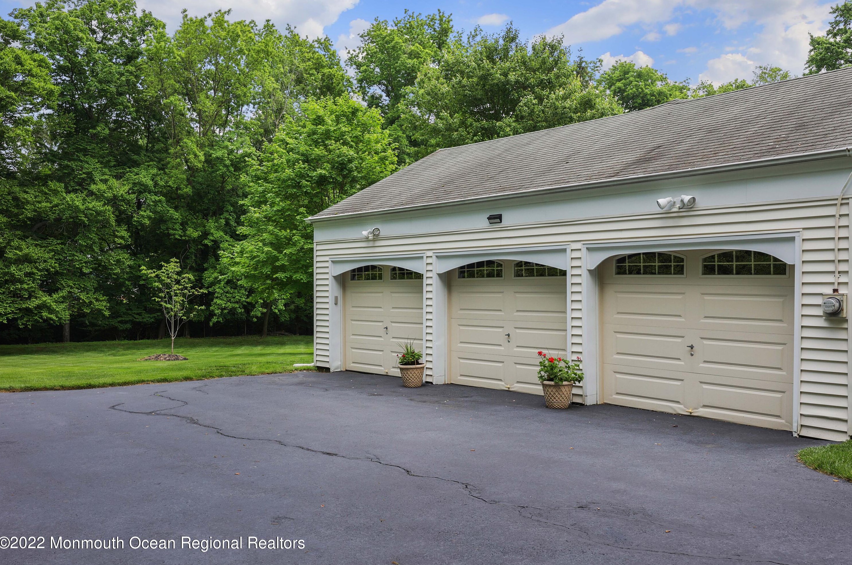 1 Flora Dr, Holmdel Village, NJ 07733