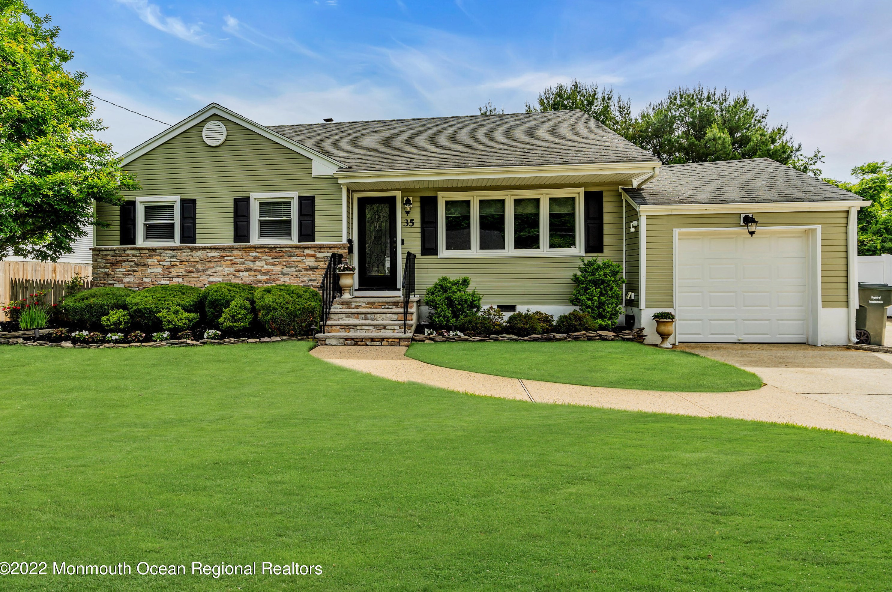 35 Arno St, Oakhurst, NJ 07755
