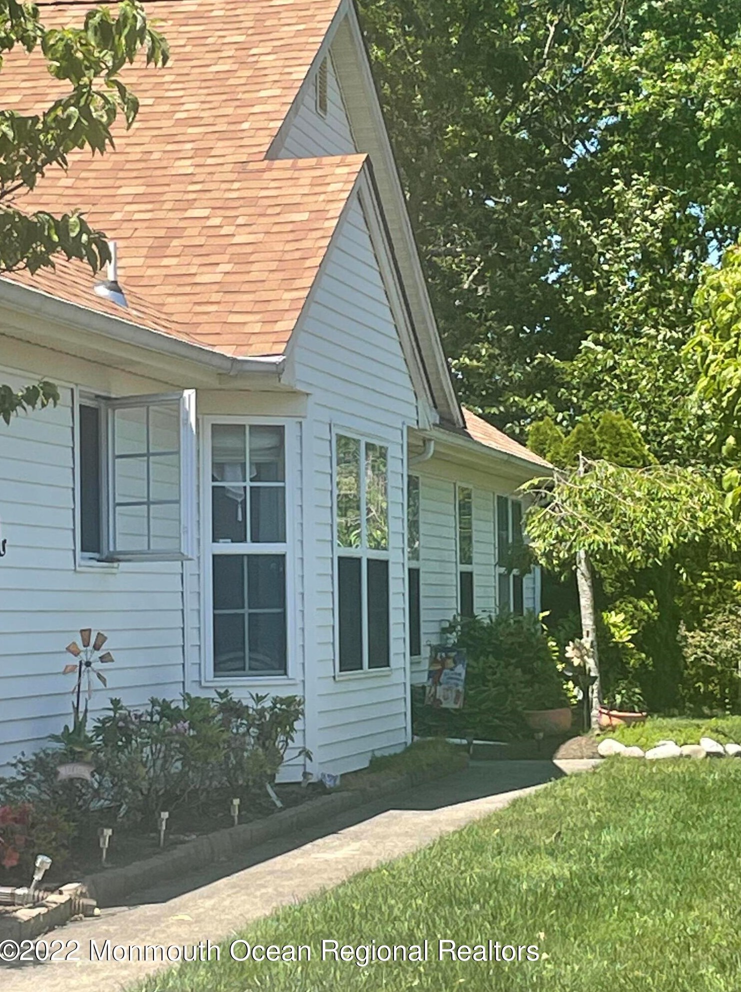 4 Pine Hollow Ln, Lakewood, NJ 08701