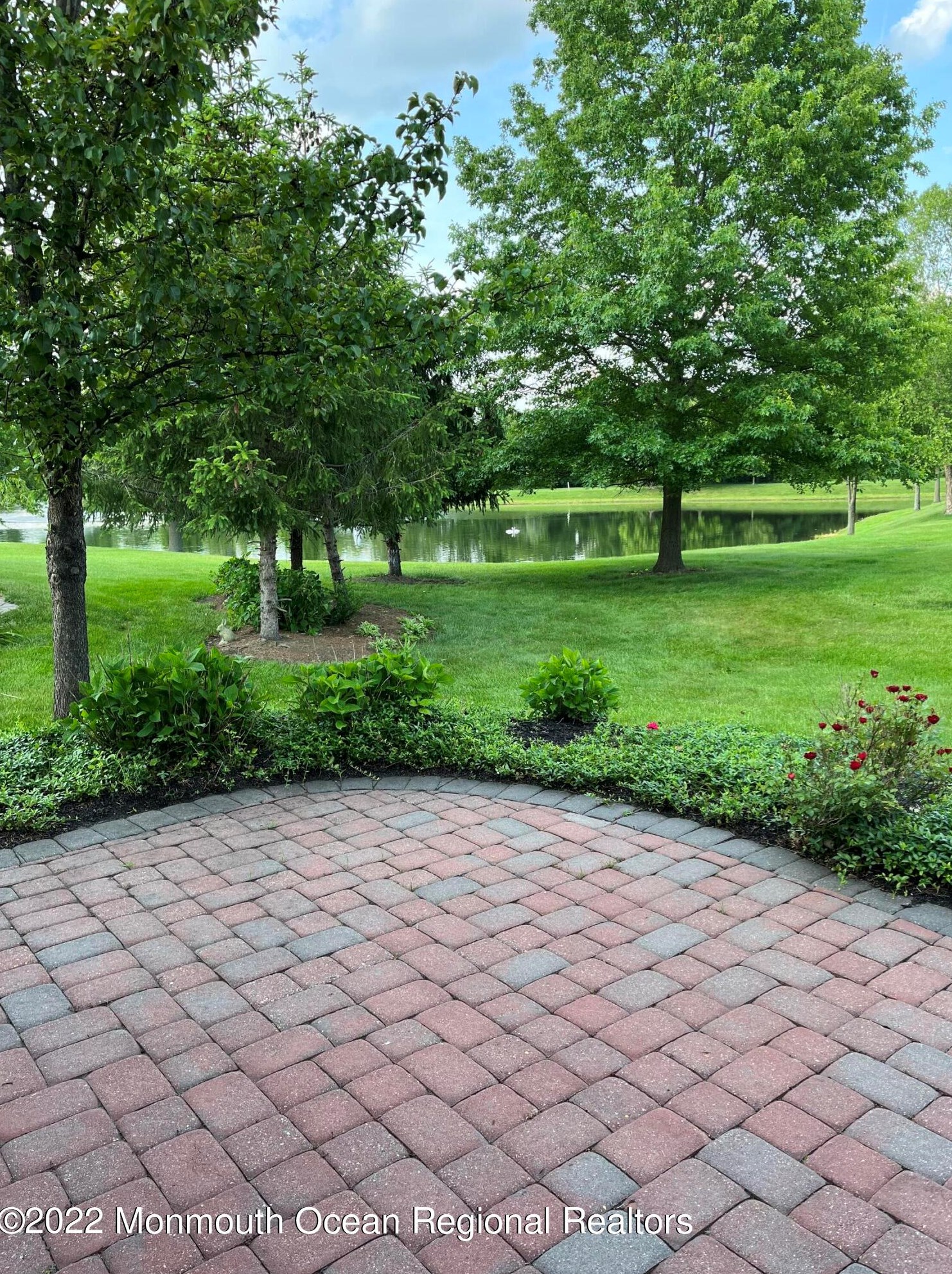 4 Bunker Hill Dr, Upper Freehold, NJ 08501