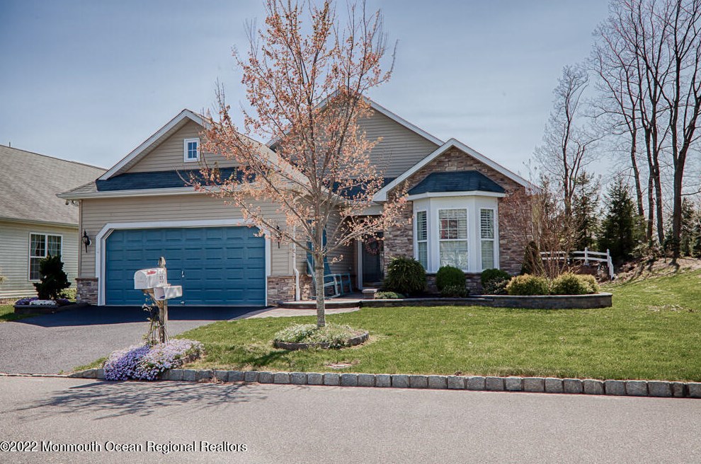 55 Eagle Ridge Cir, Lakewood, NJ 08701