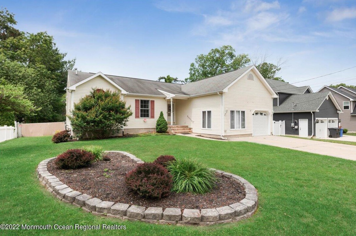 279 Sextant Rd, Cedar Bonnet Island, NJ 08050