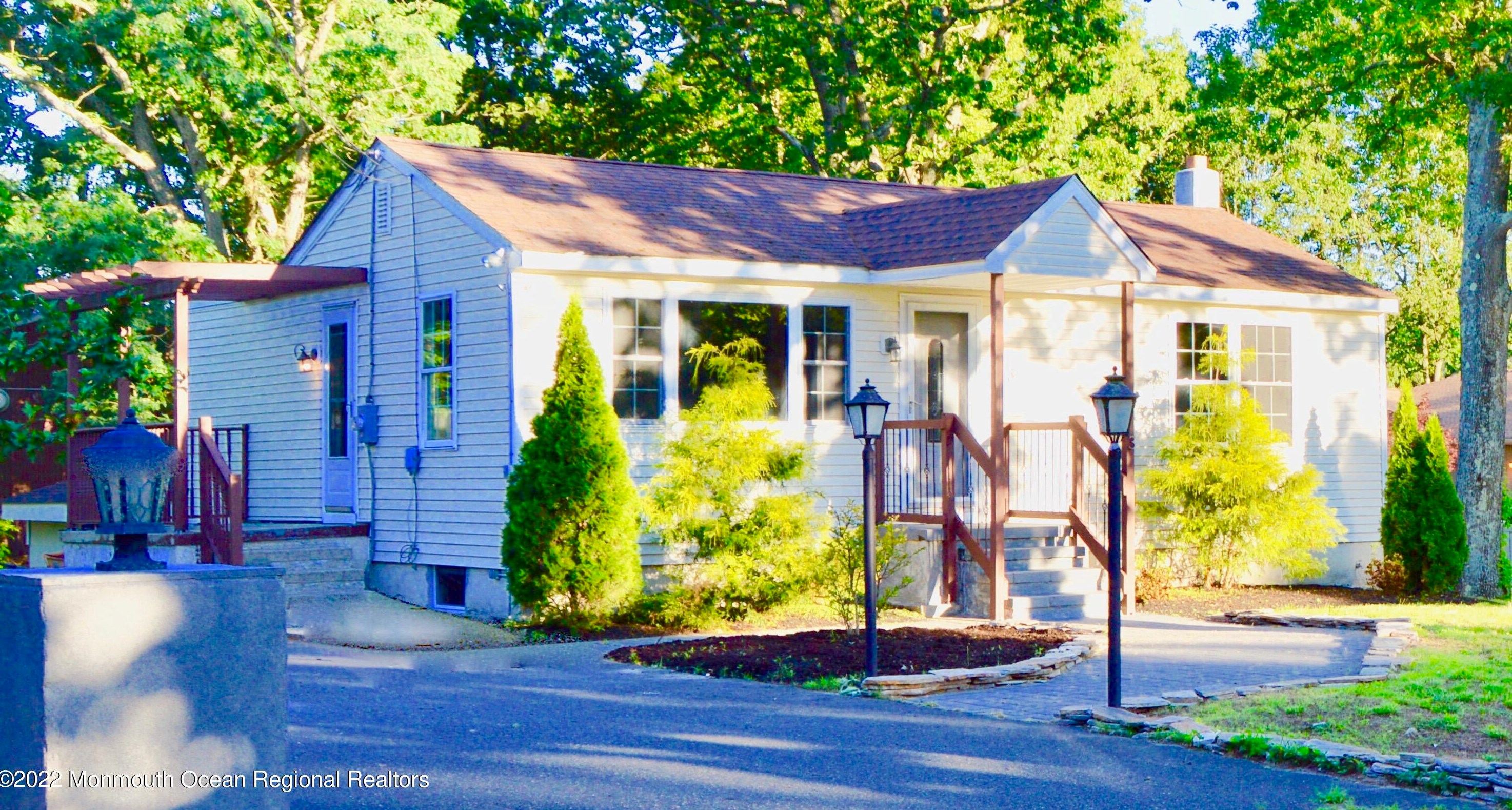 3 Caines Dr W, Upper Freehold Township, NJ 08514