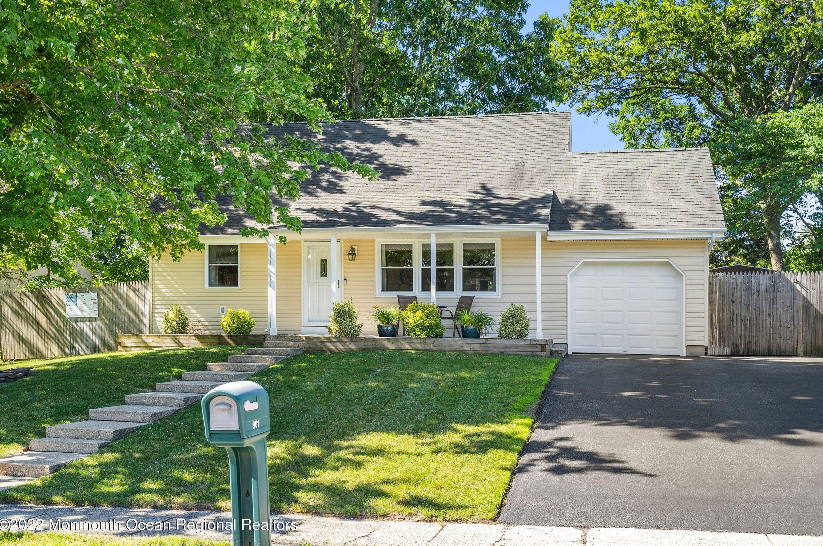 901 Stafford Dr, Toms River, NJ 08753-4425