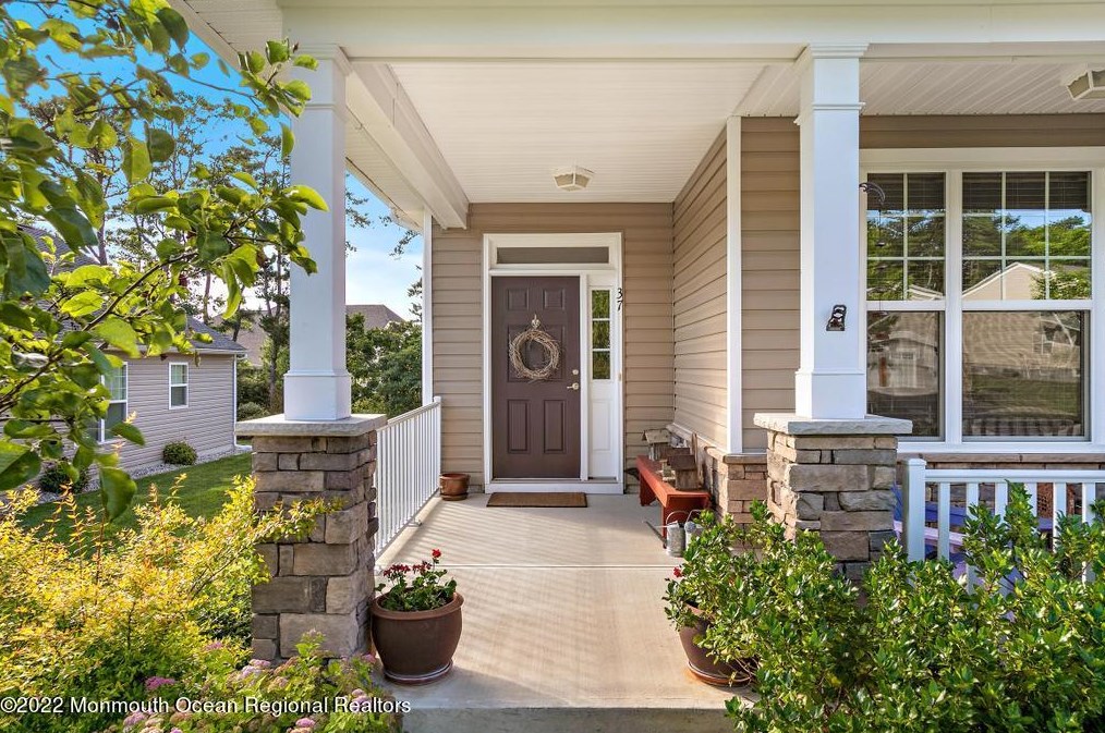 37 Chatham Rd, Tuckerton, NJ 08087