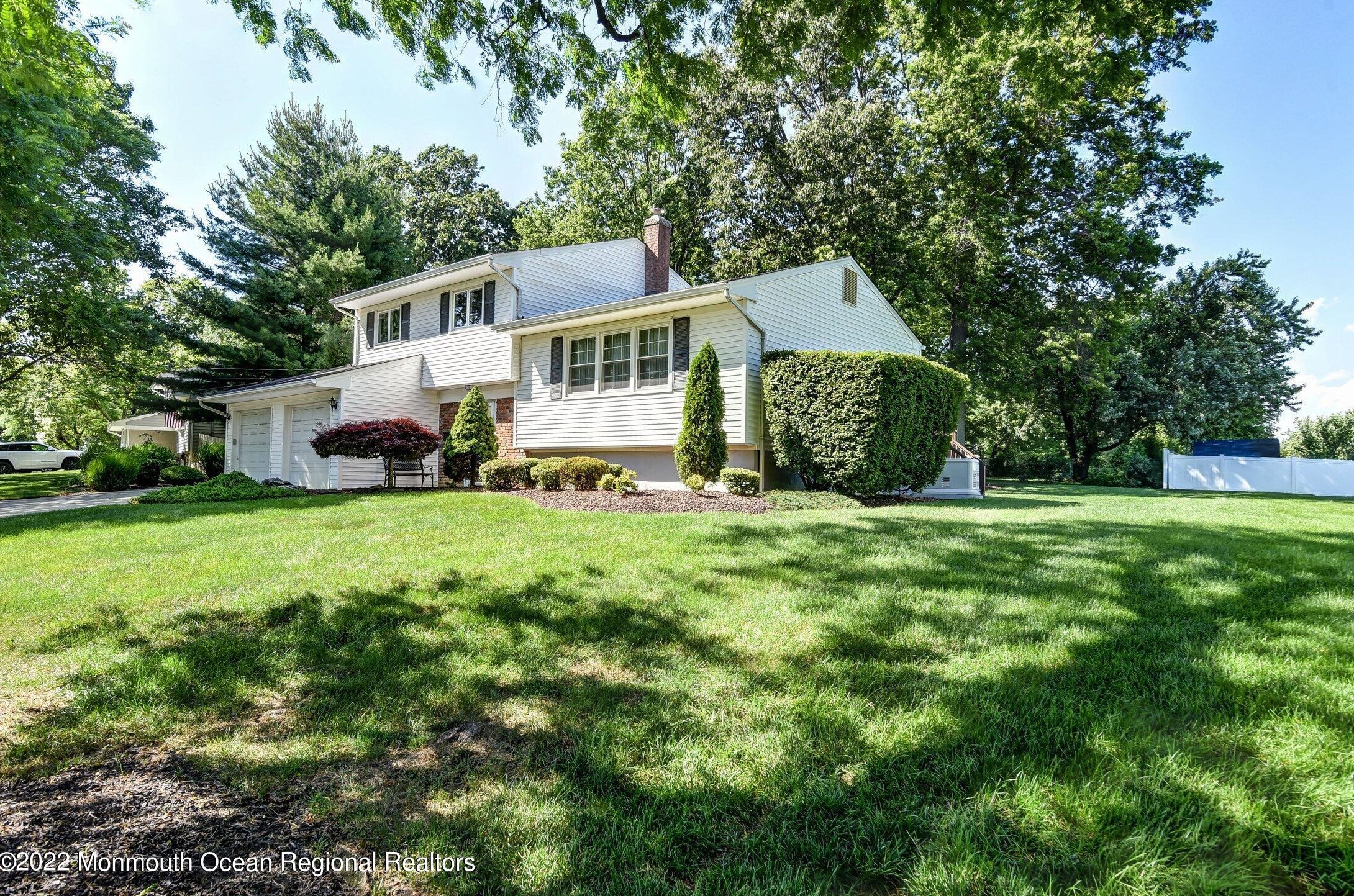 4 Daniel Dr, Matawan, NJ 07747-2704