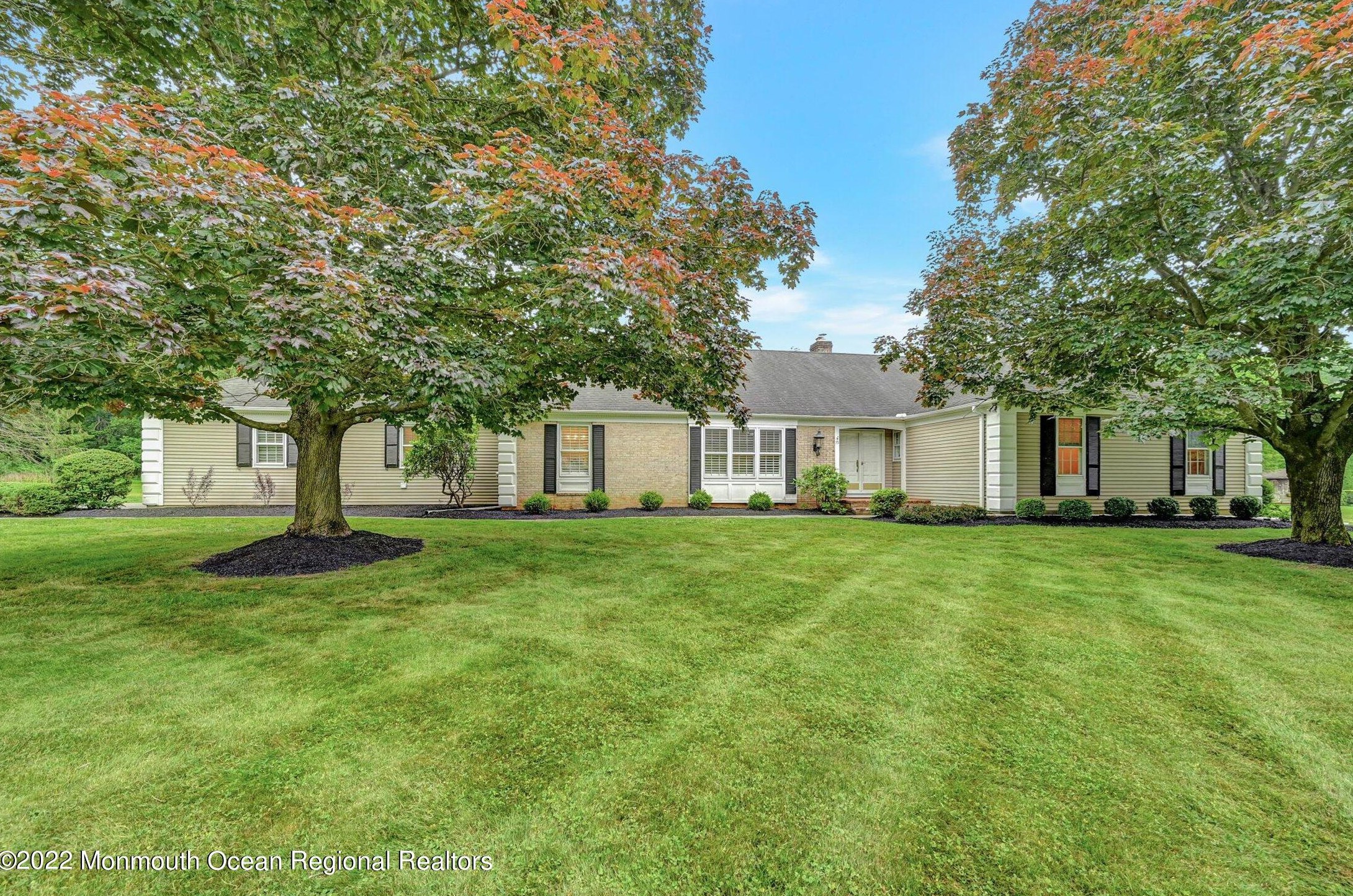75 Carriage Hill Dr, Vanderburg, NJ 07722-1620