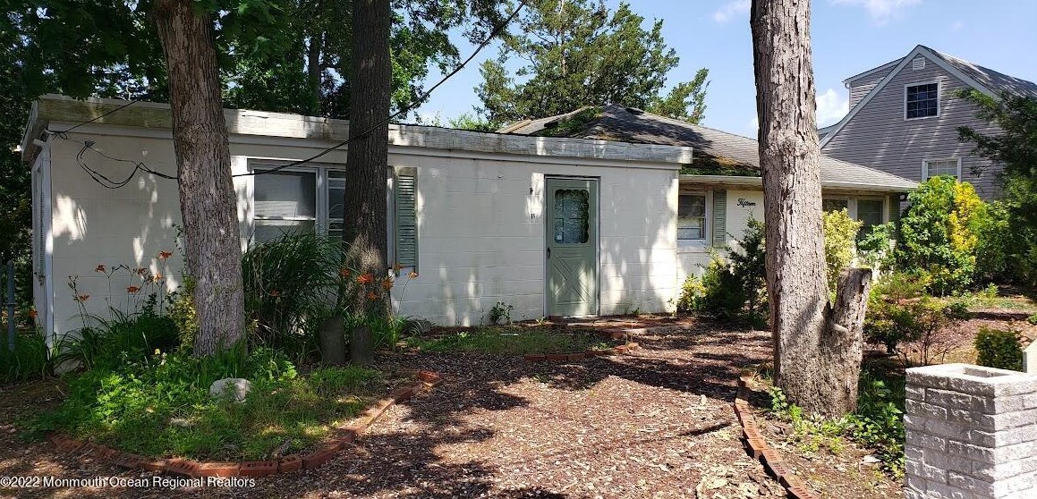 15 Lagoon Dr E, Bricktown, NJ 08723