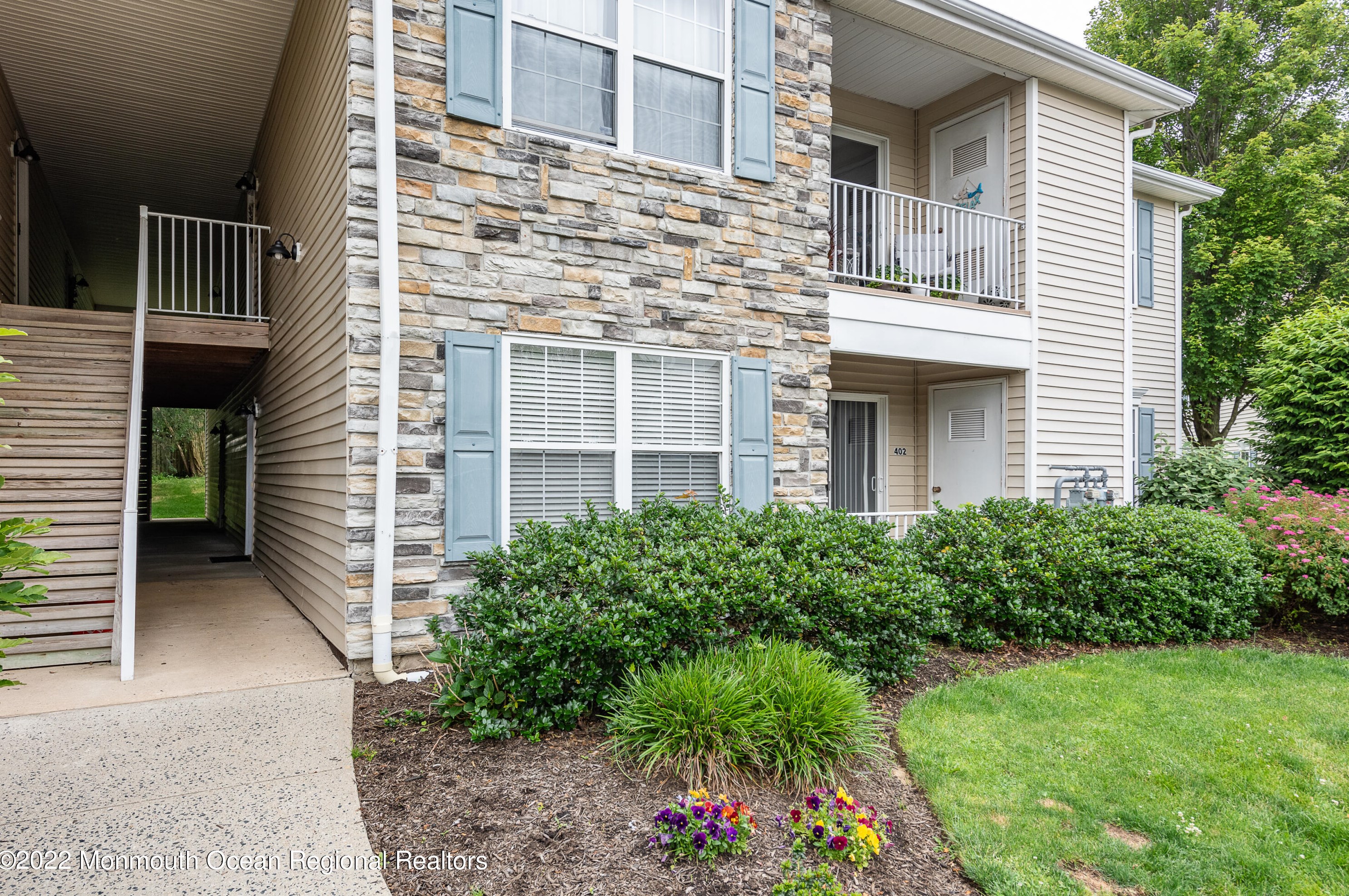 402 Wedgewood Cir, Belford, NJ 07718-2303