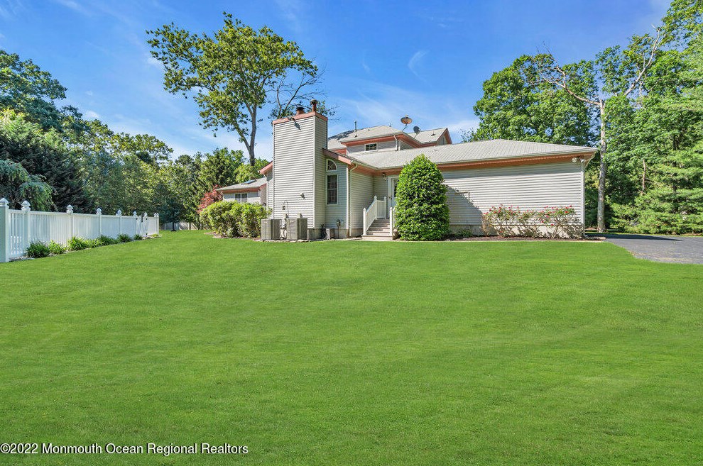 1982 Leonard Dr, Toms River NJ  08755-1501 exterior