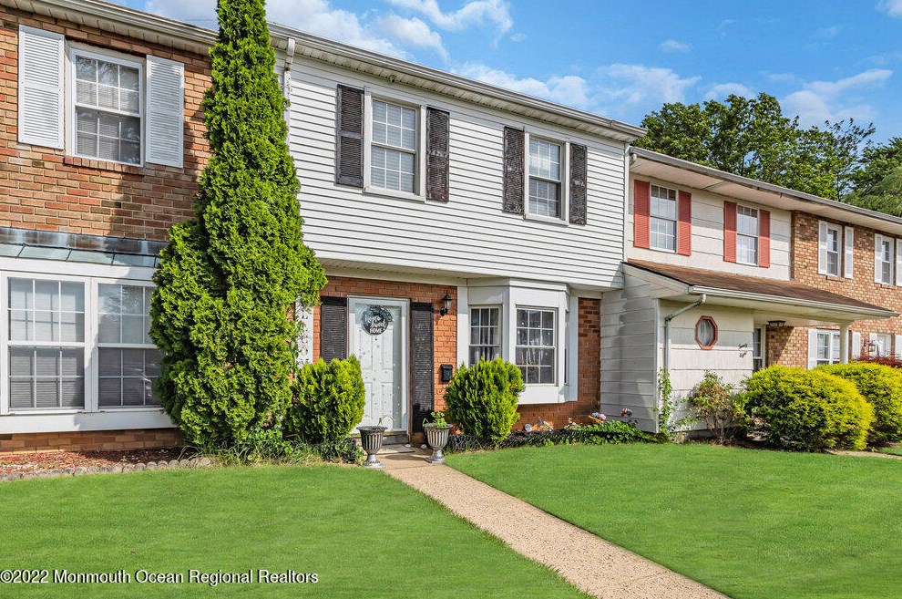 27 Kingsley Way, East Freehold, NJ 07728-1677