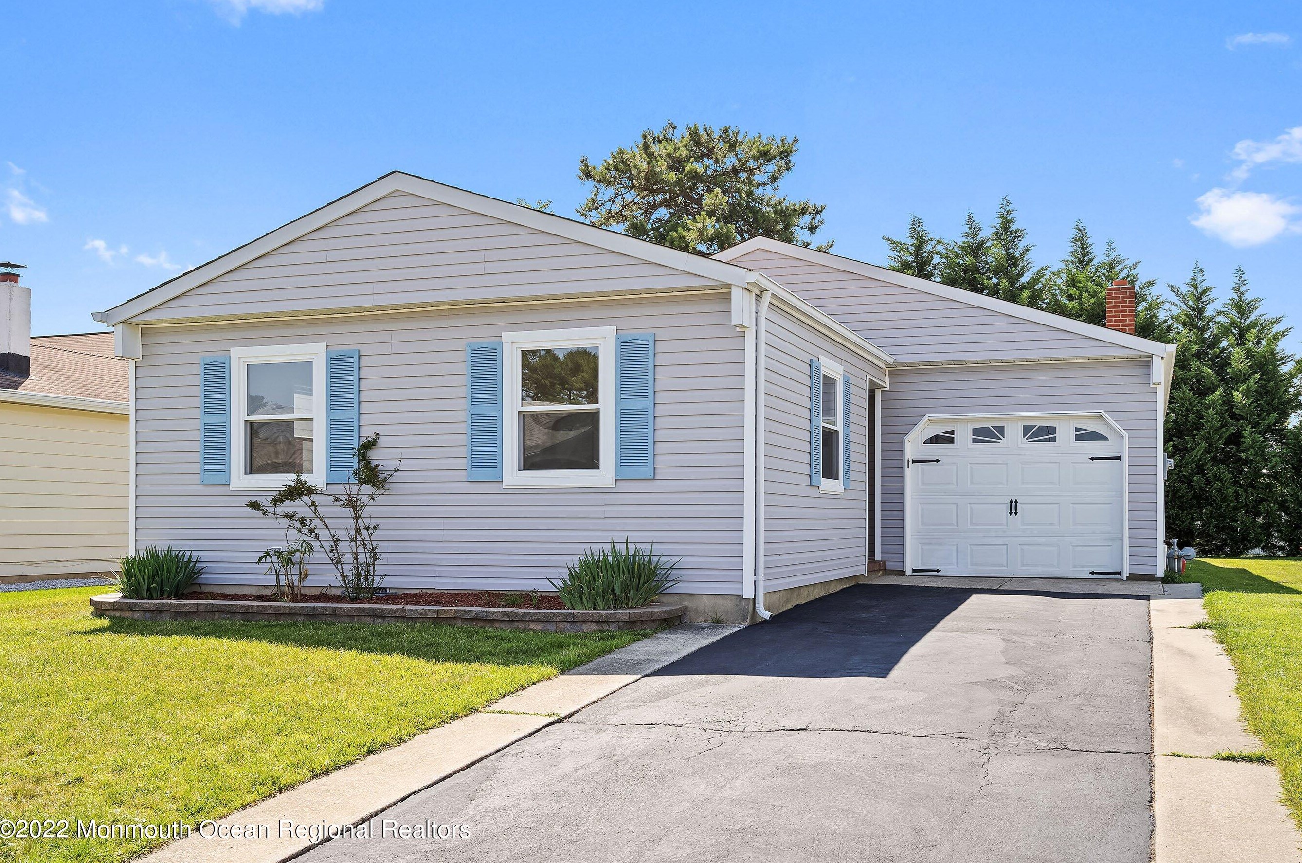 41 Innsbruck Dr, Toms River, NJ 08757-5918