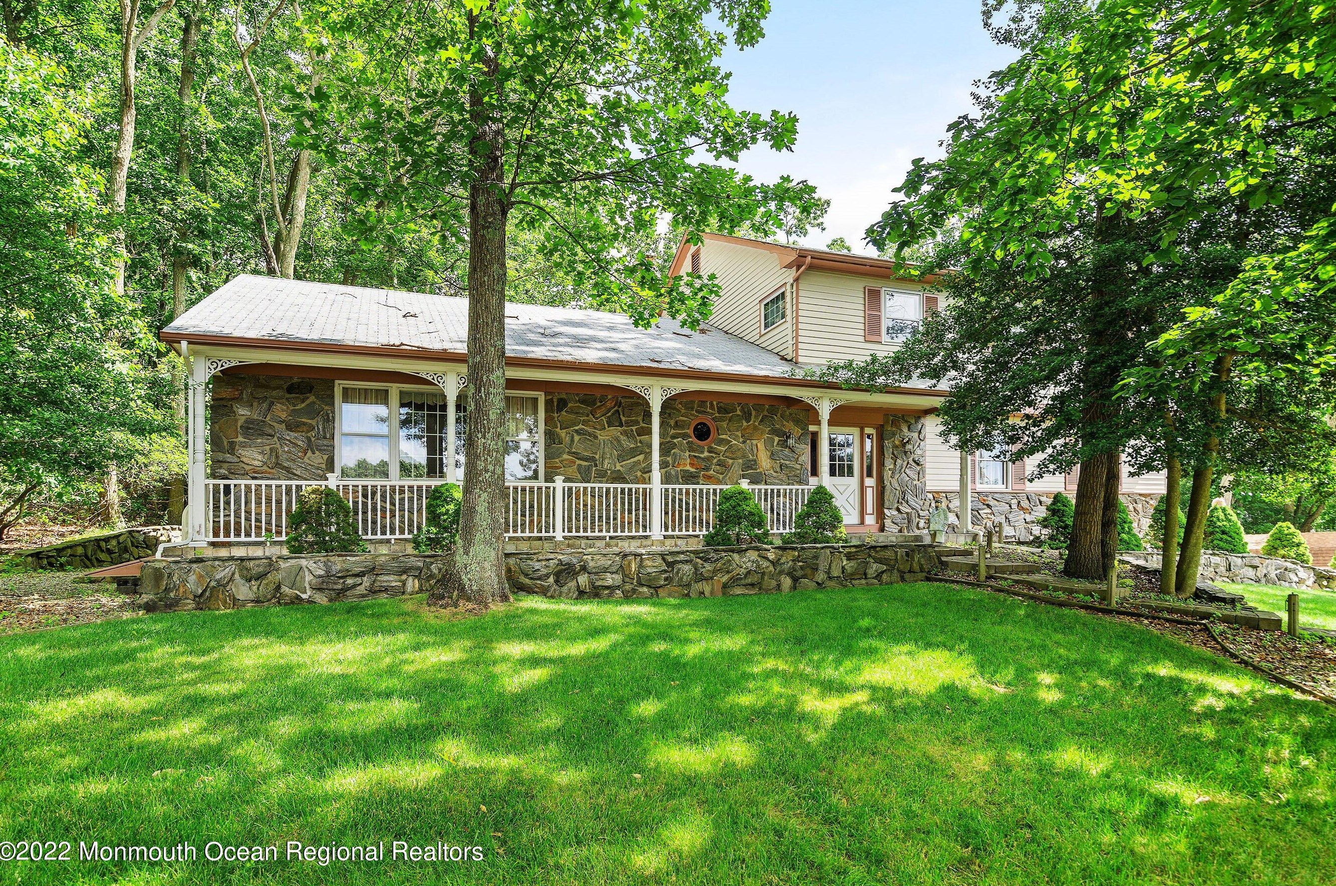682 Rolling Hills Ct, Bricktown, NJ 08724