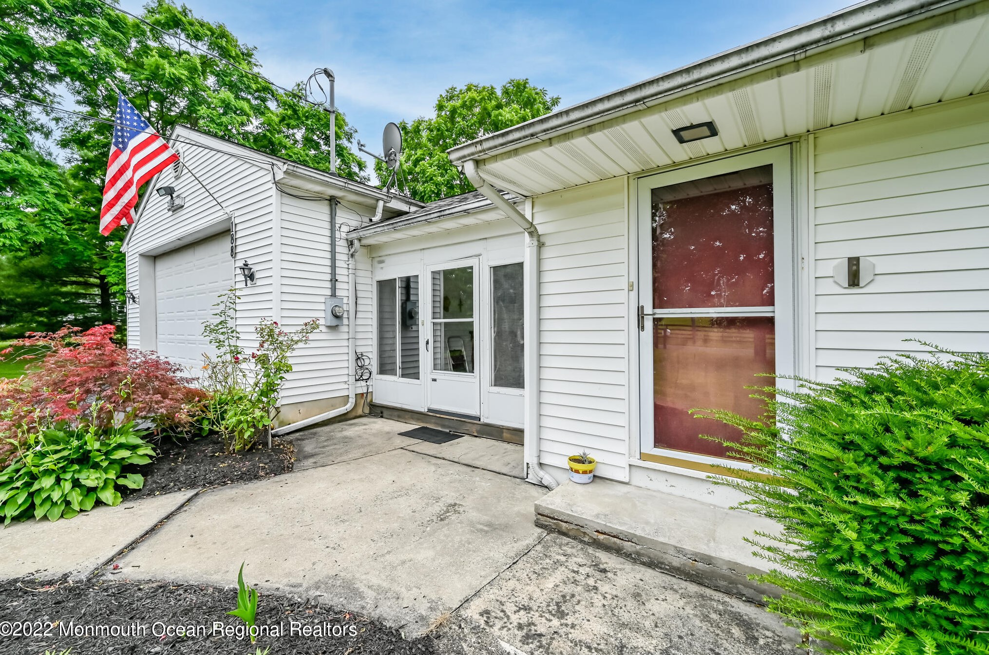 188 Burlington Path Rd, Upper Freehold Township, NJ 08514