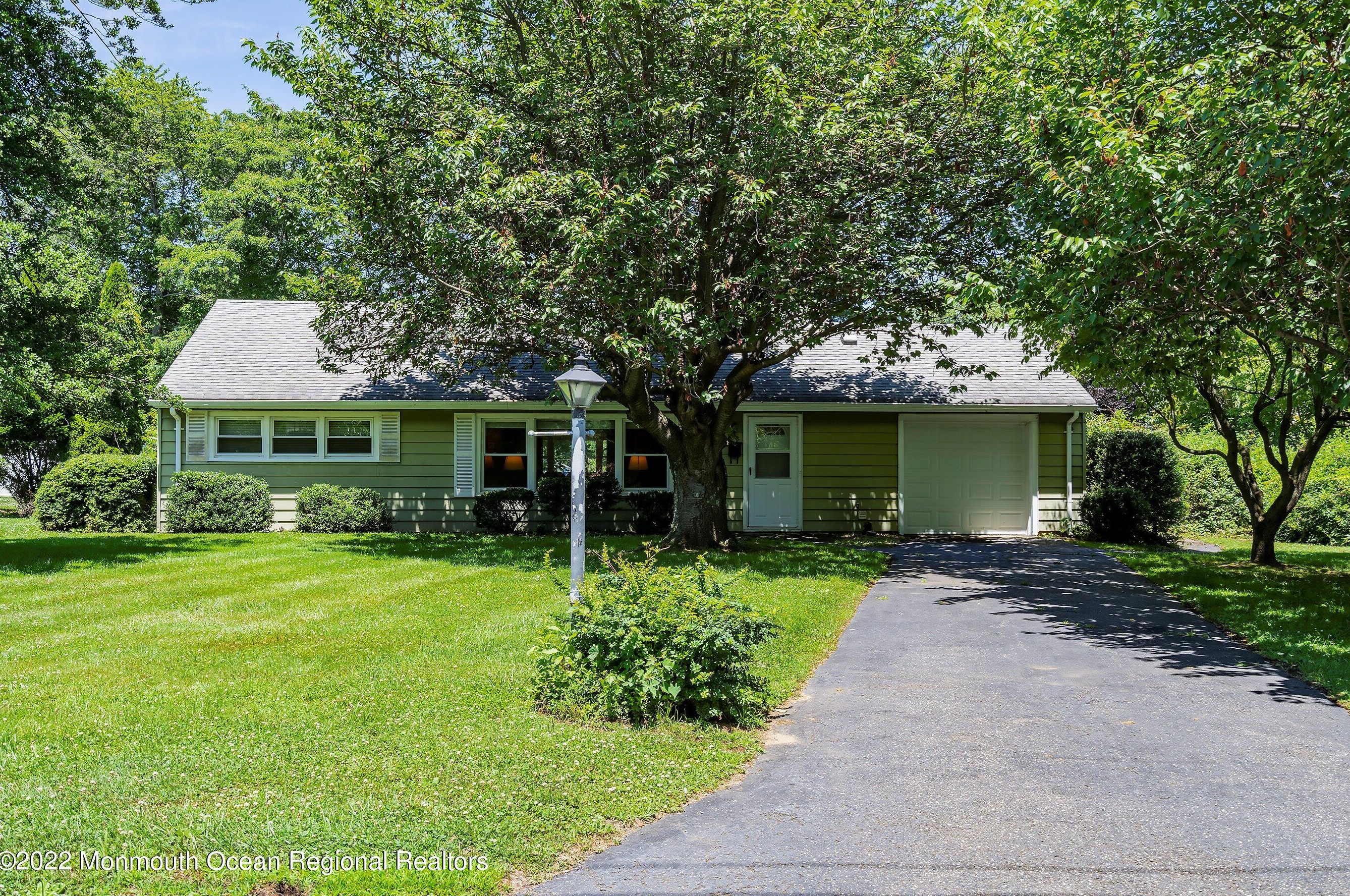 304 Rutledge Dr, Tinton Falls, NJ 07701