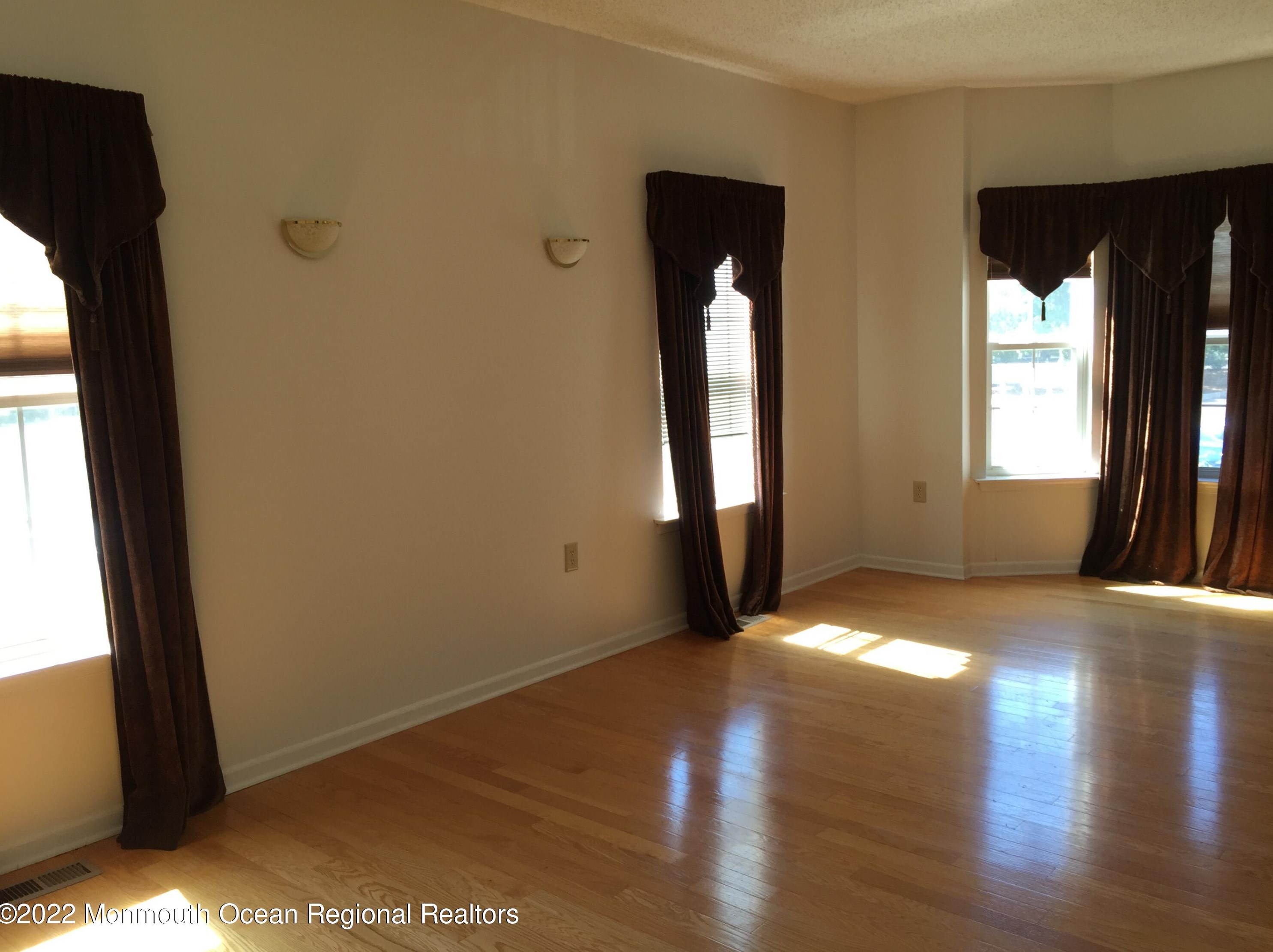 1701 Wagon Wheel Ct, East Freehold, NJ 07728