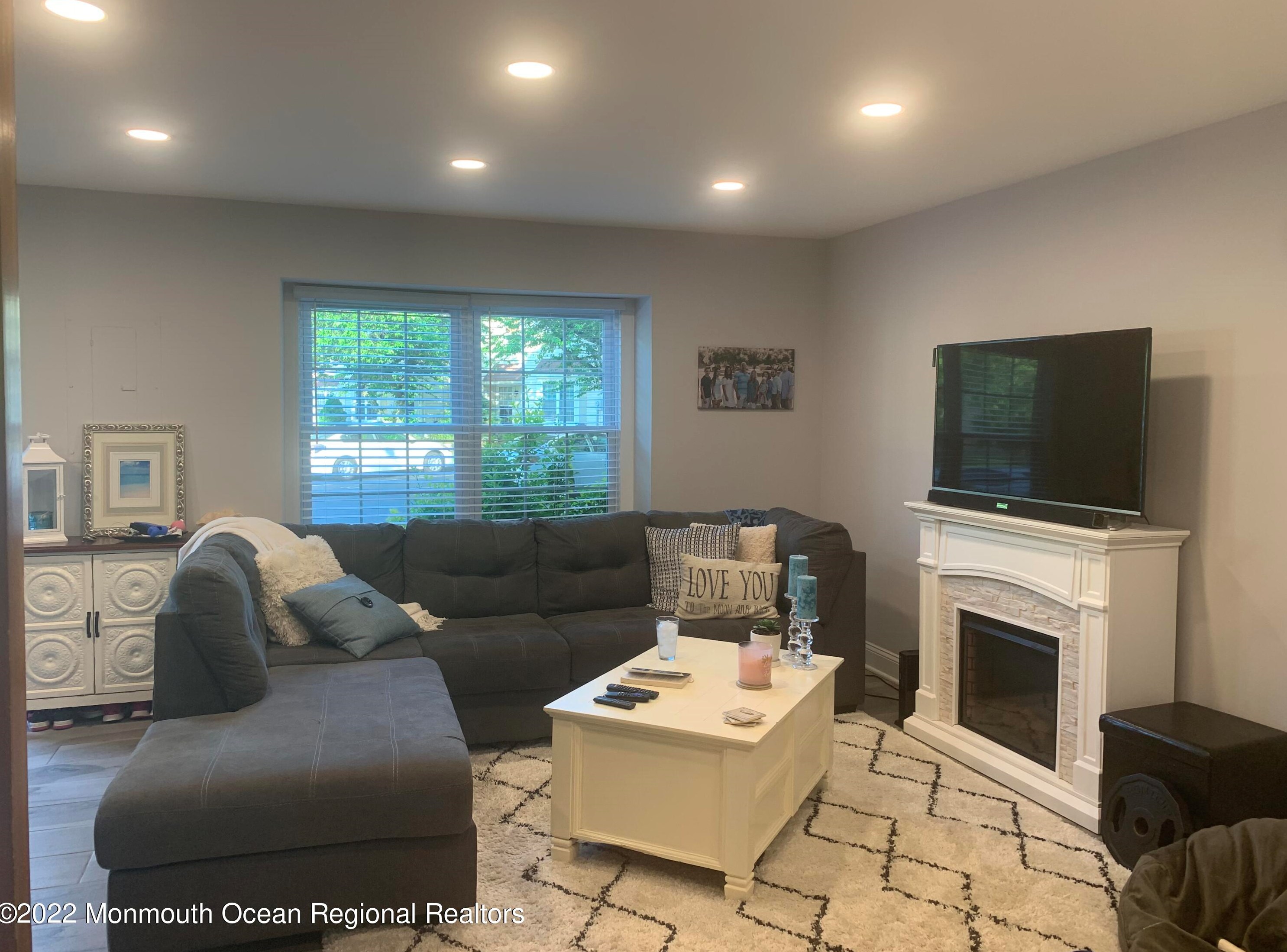 28 Berkeley Pl, Tinton Falls, NJ 07724