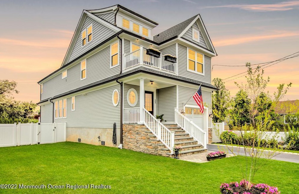 15 Hastings Pl, Monmouth Beach, NJ 07750-1104