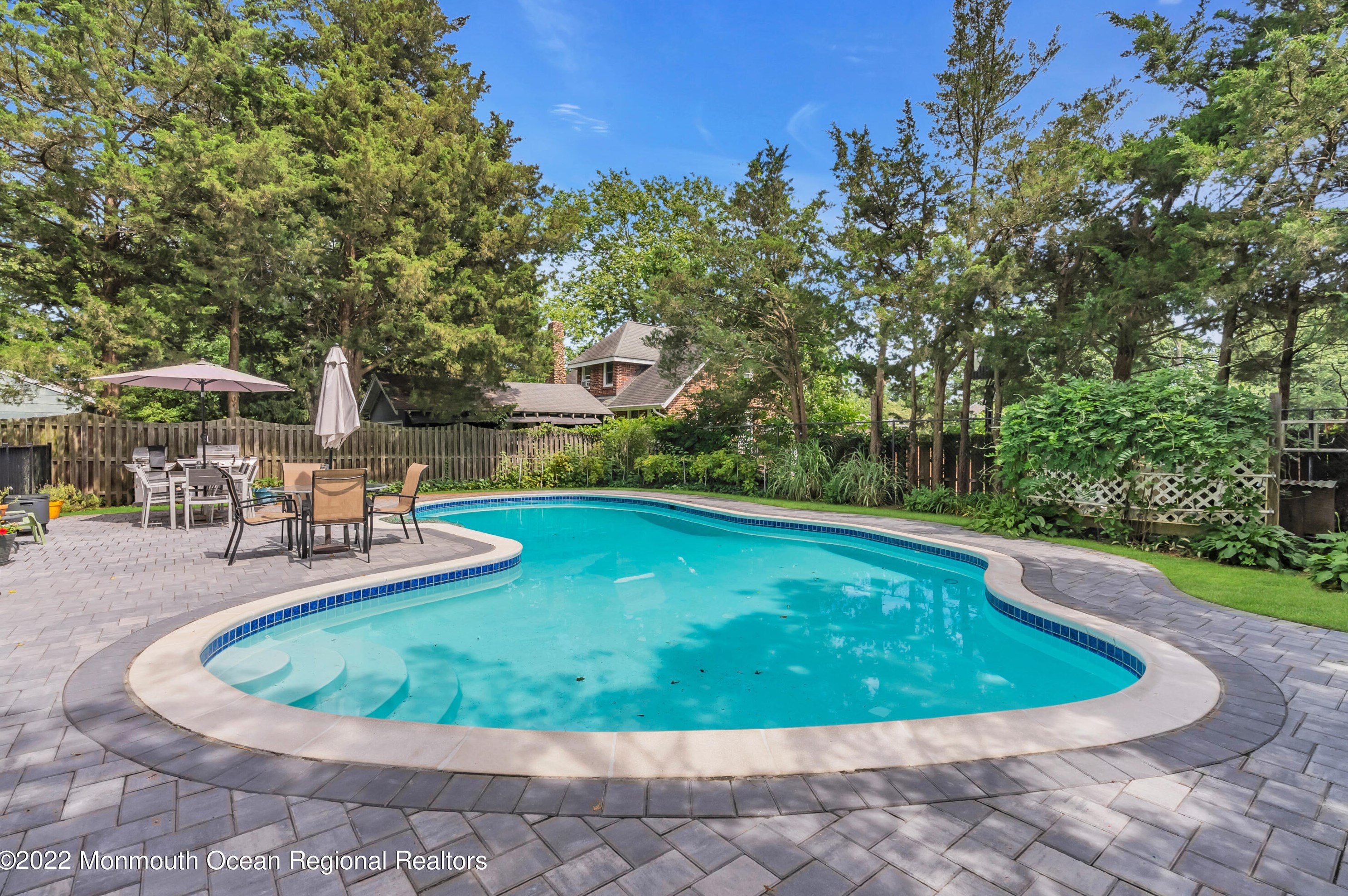 416 Roosevelt Ave, Oakhurst, NJ 07755