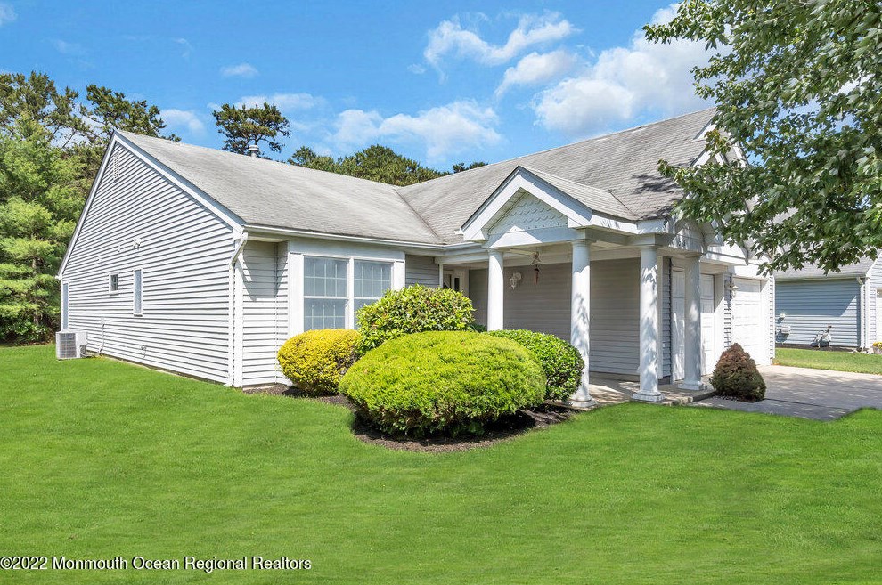 561 Waterford Dr, Lakehurst, NJ 08759