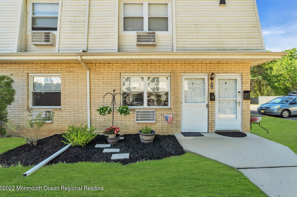 86 White St #c, Tinton Falls, NJ 07724