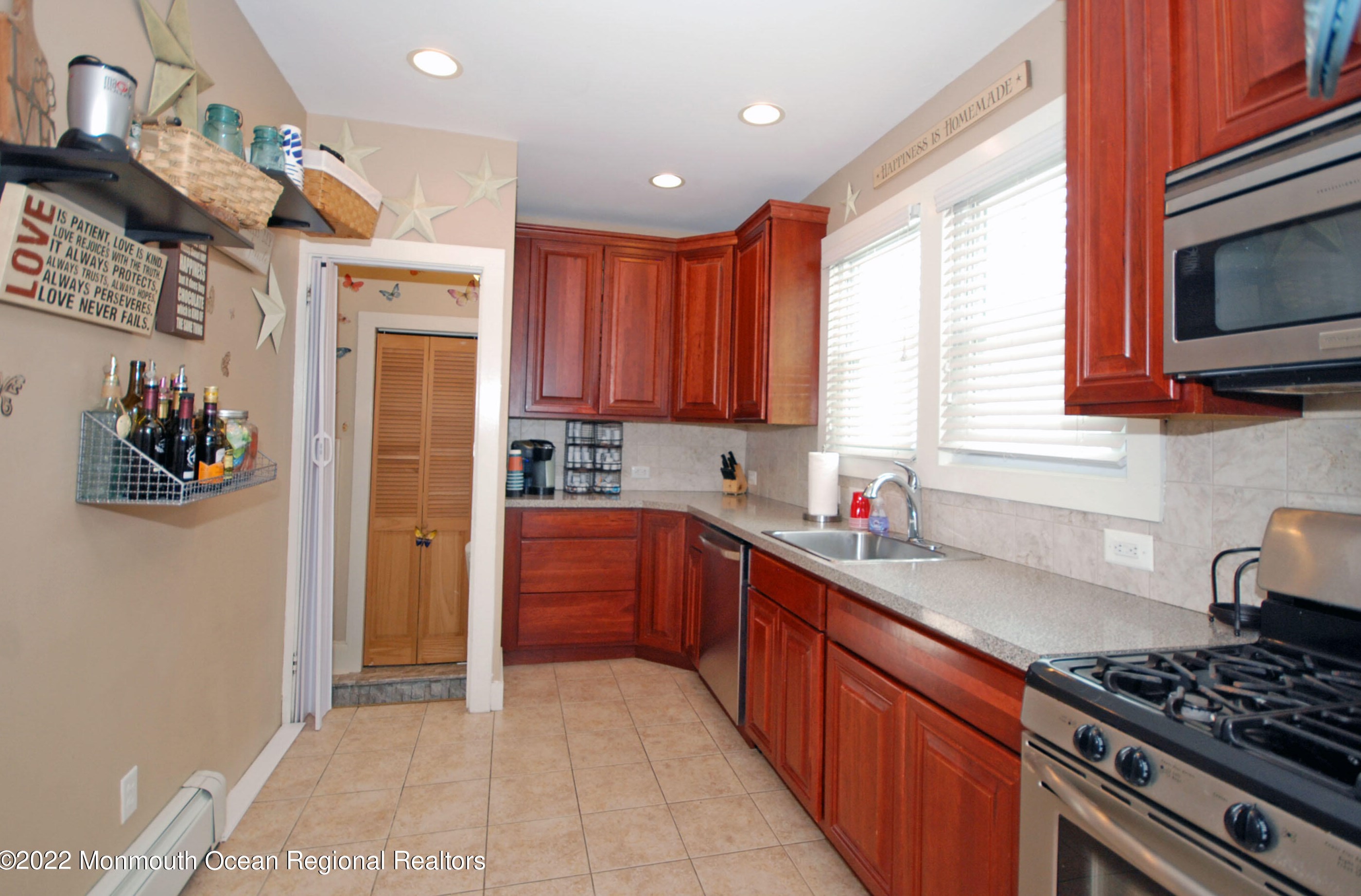 127 Smt Ave, Lyndhurst NJ 07071-1228 exterior