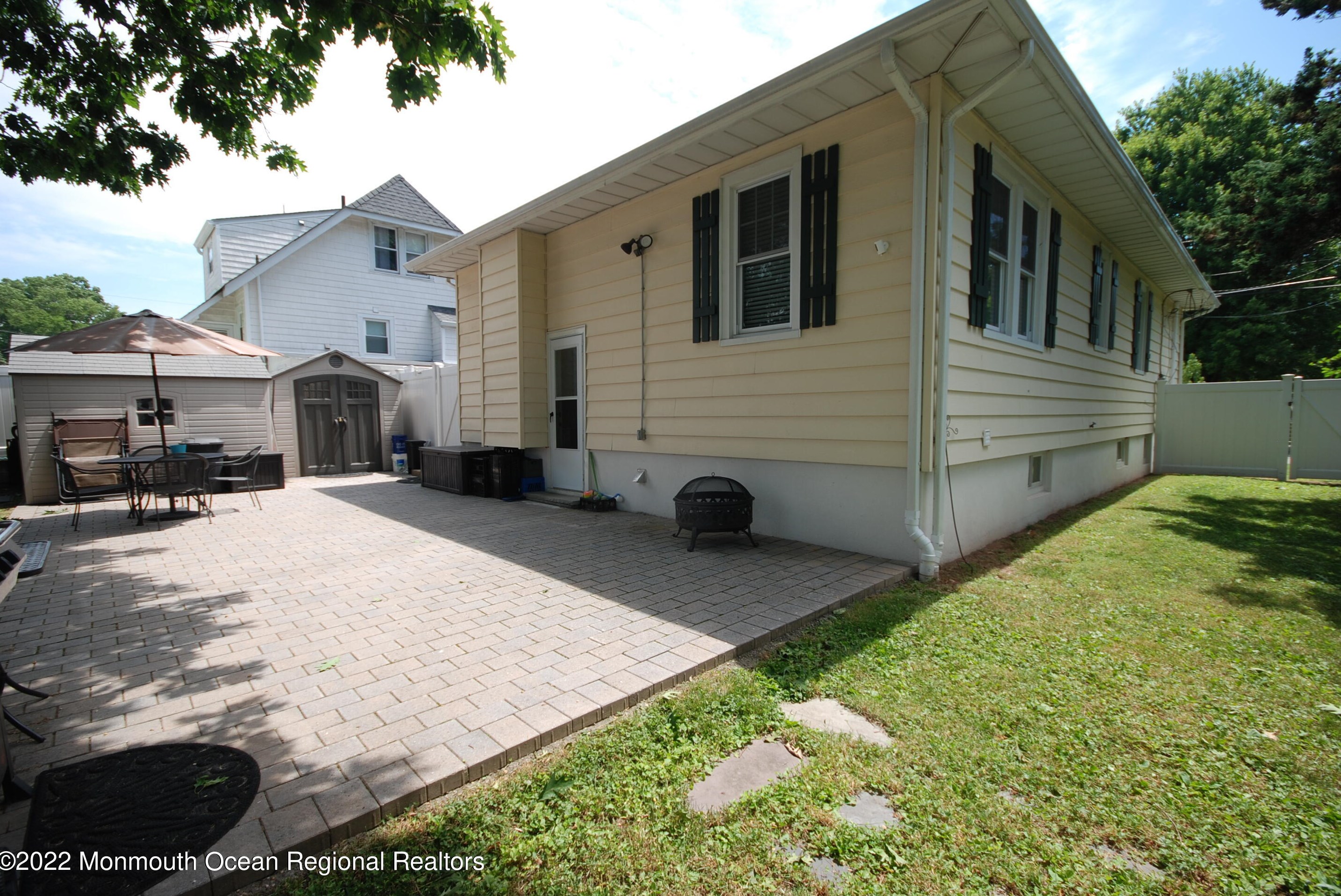 127 Smt Ave, Lyndhurst NJ 07071-1228 exterior