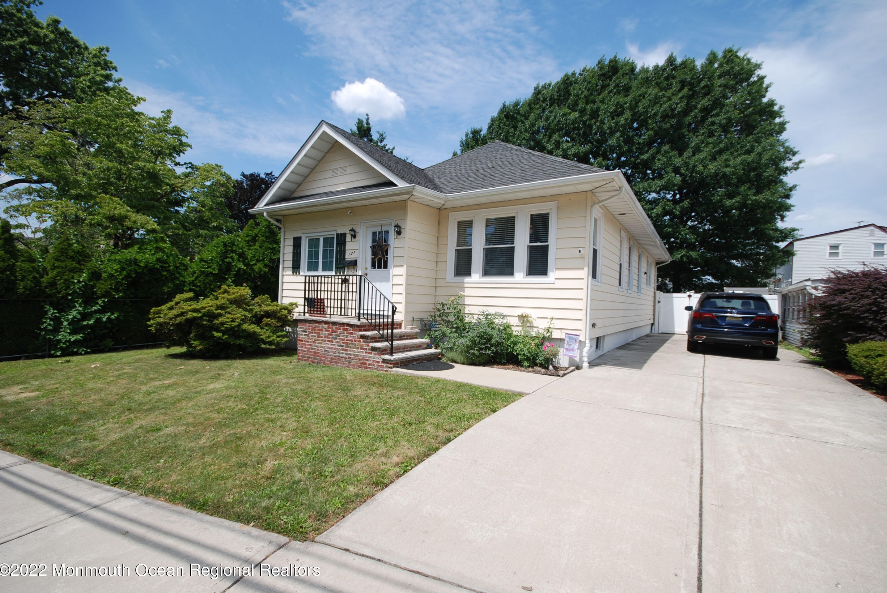 127 Summit Ave, Lyndhurst, NJ 07071-1229